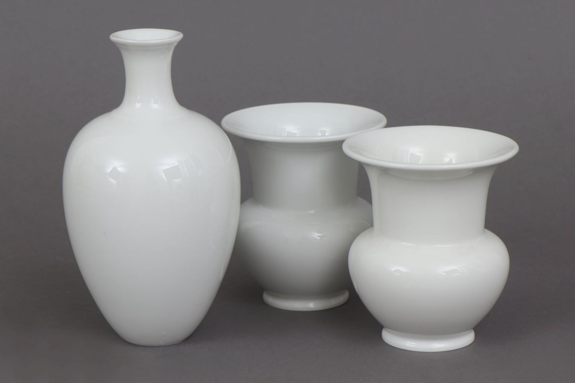3 KPM BERLIN Vasen2. Hälfte 20. Jahrhundert, Weißporzellan, 1x ¨Japanische Vase¨ (ovoider K