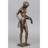 UNBEKANNTER KÜNSTLER, Bronzefigur ¨Badende¨stehender weiblicher Akt mit Tuch, Gießerei H&G,