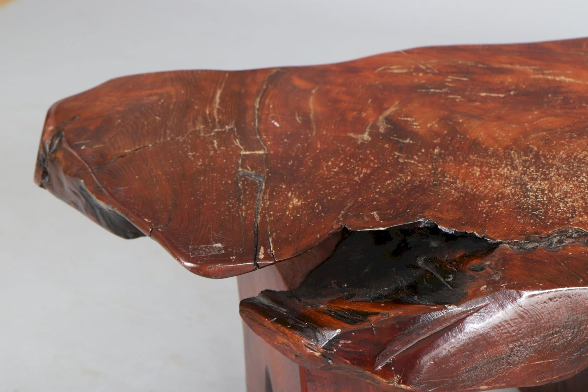 Couchtisch in Form eines Baum-QuerschnittsHartholz, passige, unbehandelte Platte auf 2 Stützen - Image 3 of 4