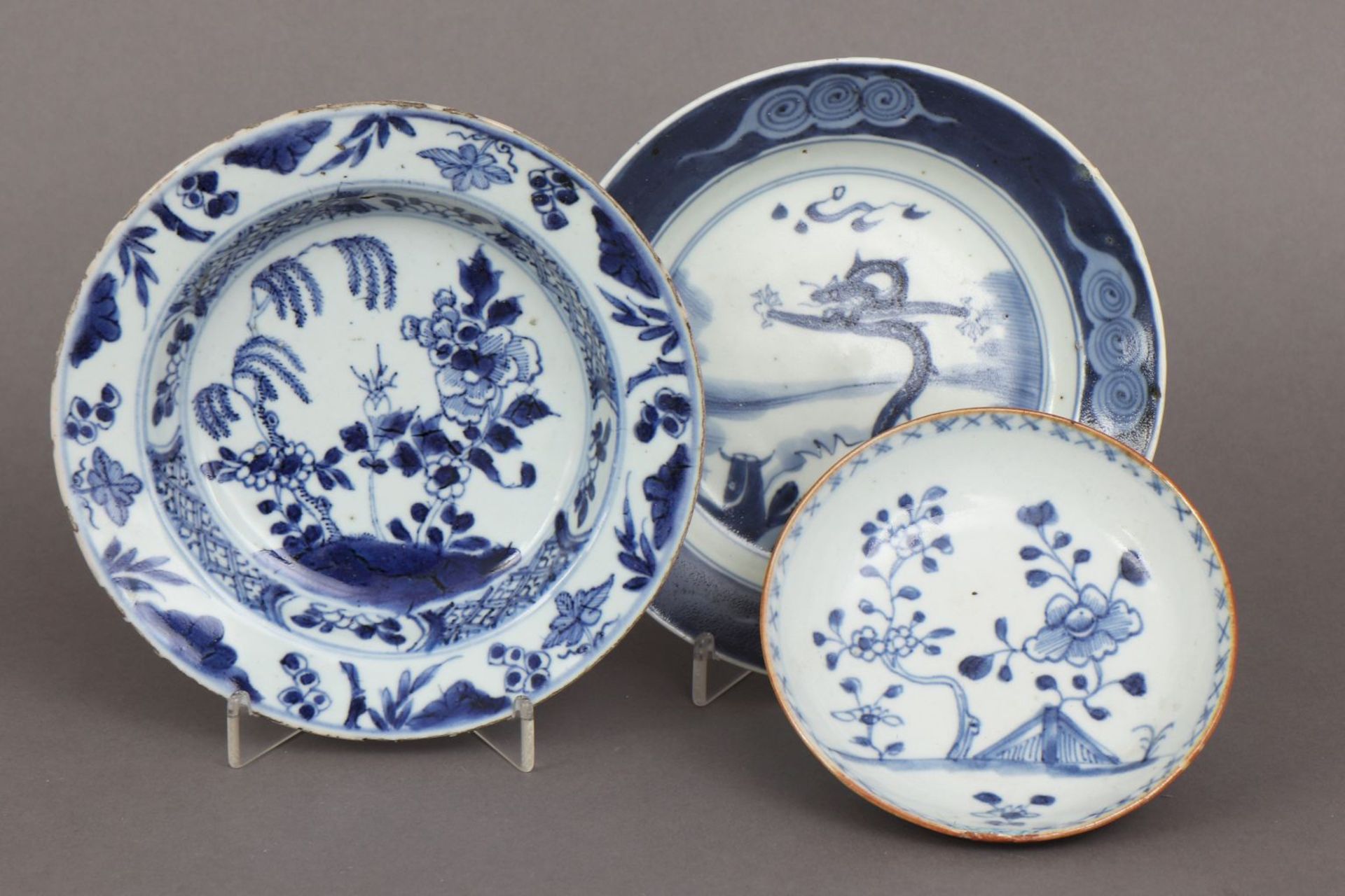 3 chinesische Schälchen/Teller mit Blaumalereiwohl Ming-Dynastie (1368-1644), 1 rundes Schälc