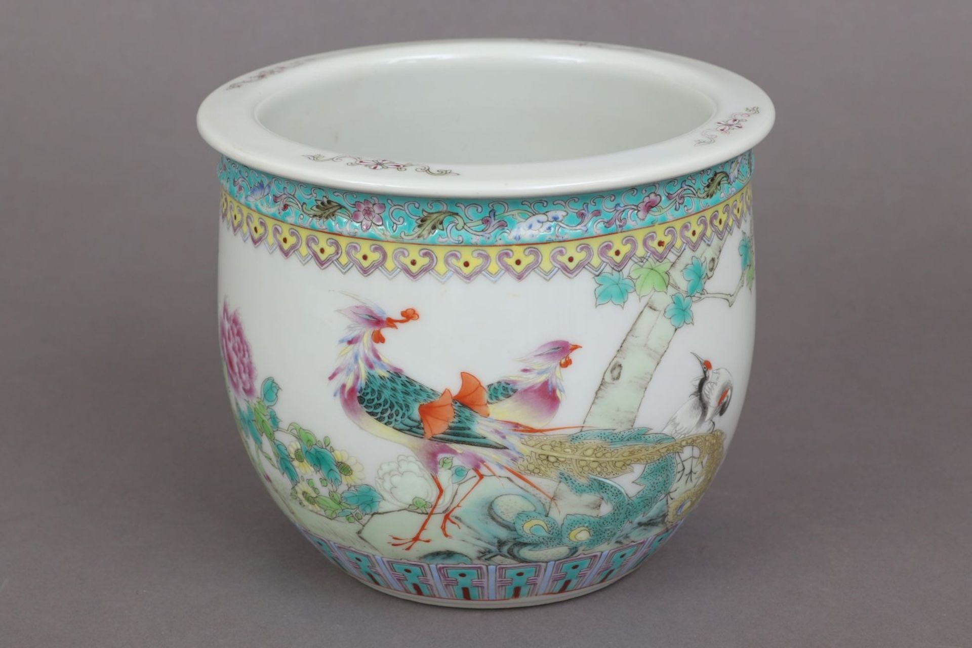 Chinesisches Porzellan Cachepot20. Jahrhundert, umlaufend feine Vogel- und Pflanzenbemalung, Zi