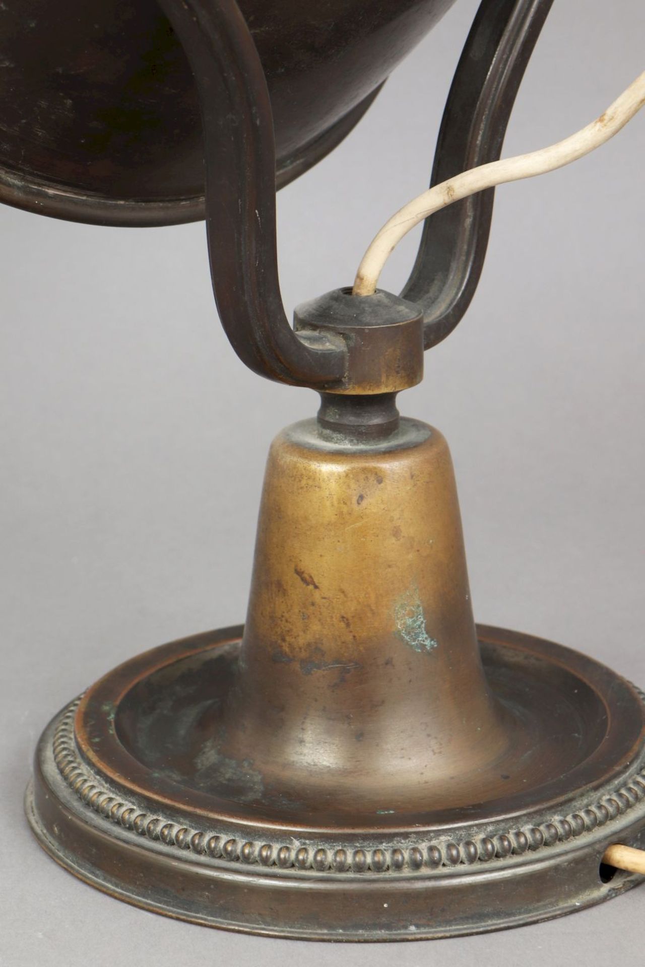 Tischlampe der 1930er JahreMessing, bronziert, trichterförmiger, beweglicher ¨Strahler¨-Schi - Bild 3 aus 4