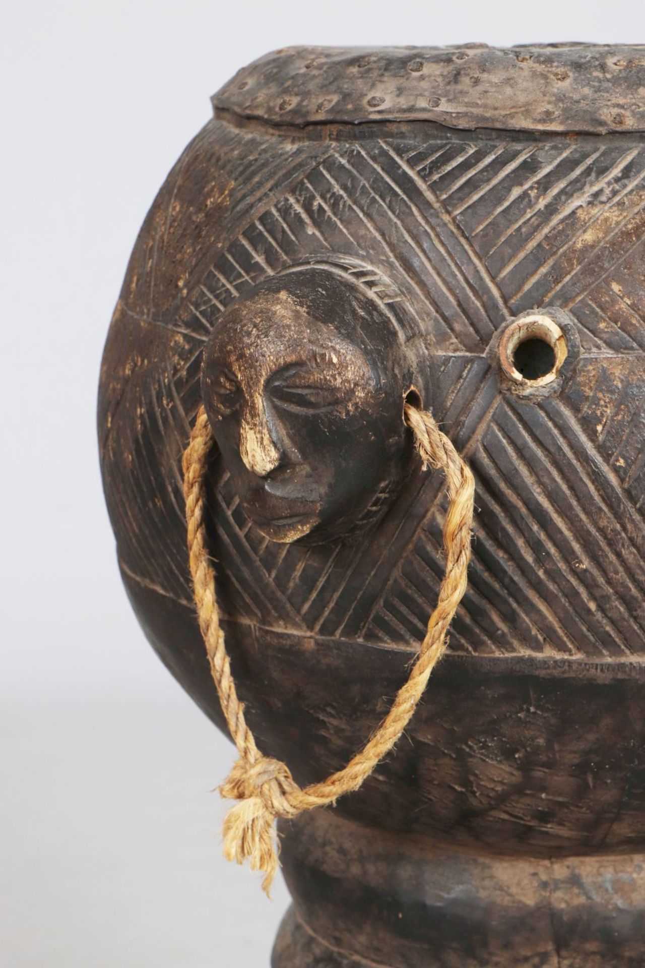 Afrikanische Trommel, wohl SongyeKongo, vermutlich 1. Hälfte 20. Jahrhundert, kalebassenförmi - Image 2 of 4