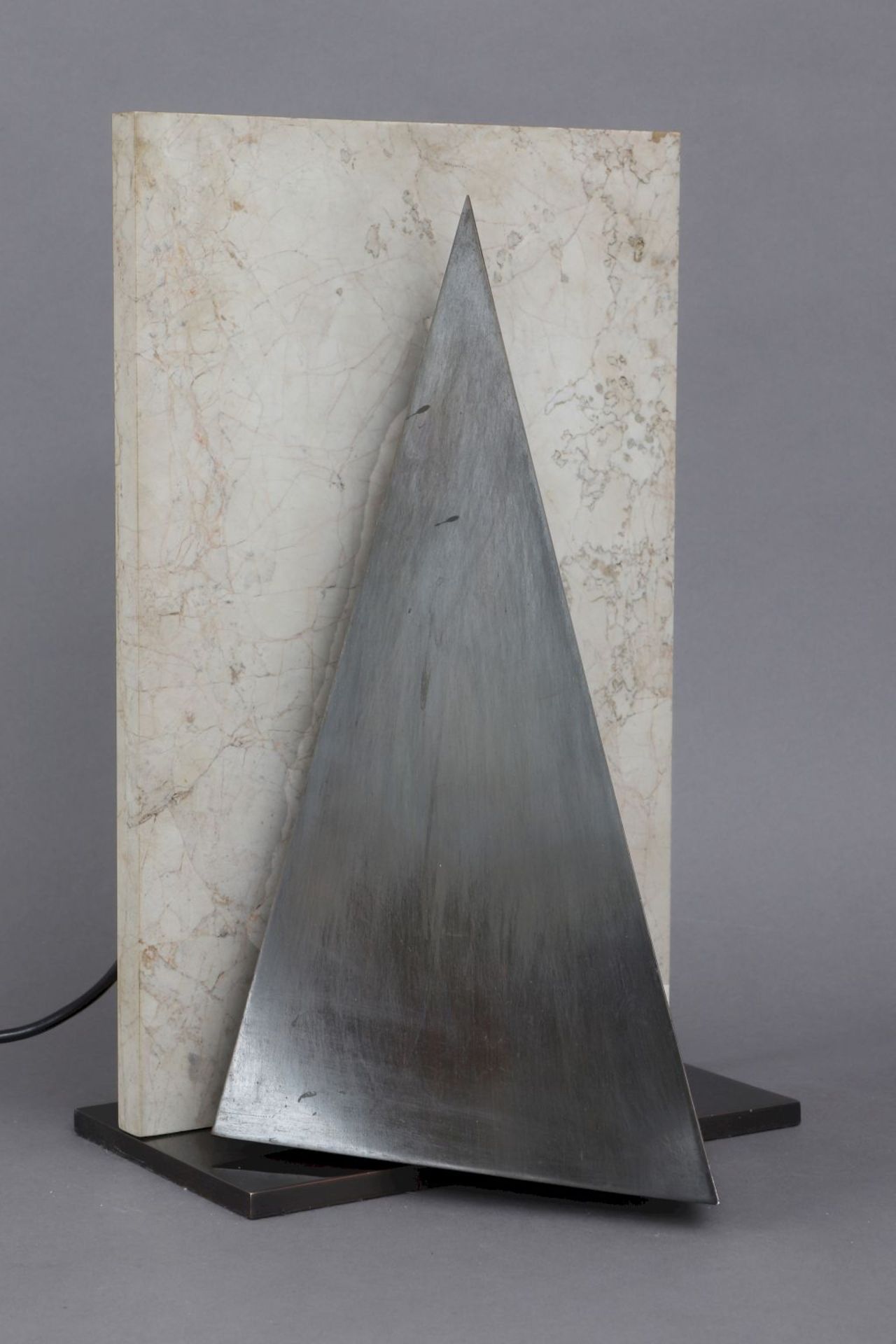 PETER PRELLER Design TischlampeBronze und heller Carrara-Marmor, skulpturale Form mit dreieckig