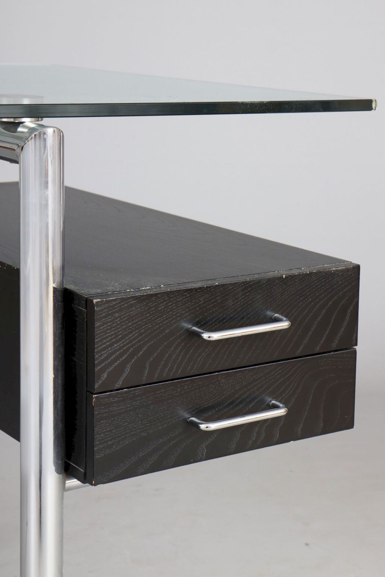 MIRTO Schreibtisch im Stile des Bauhausverchromtes Stahlrohr, Klarglasplatte, 2-schübiger Schu - Image 4 of 4