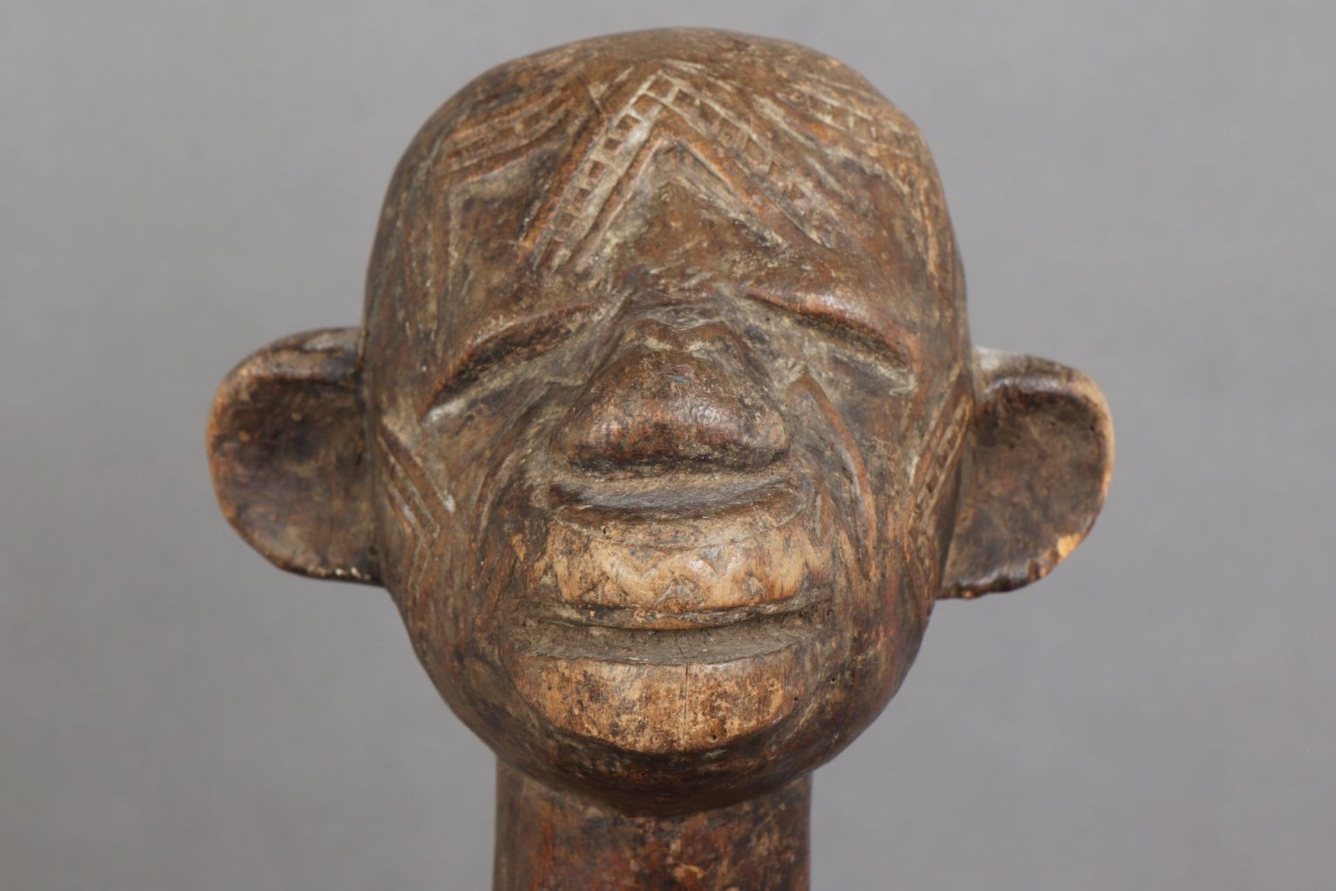Afrikanische Ritualfigur, wohl Songye, Kongoauf Hocker sitzende weibliche Figur, die Hände an< - Image 2 of 4