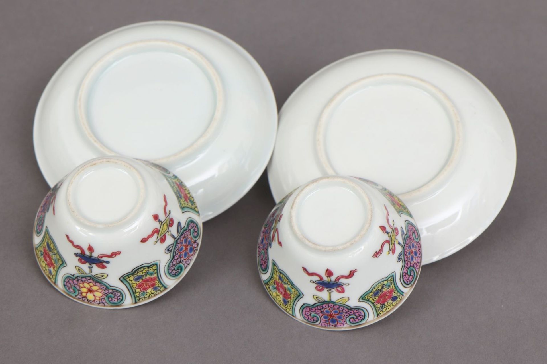 Paar chinesische Koppchen mit UntertassenPorzellan, polychrome Ornamentalmalerei, ungemarkt, H< - Bild 3 aus 3