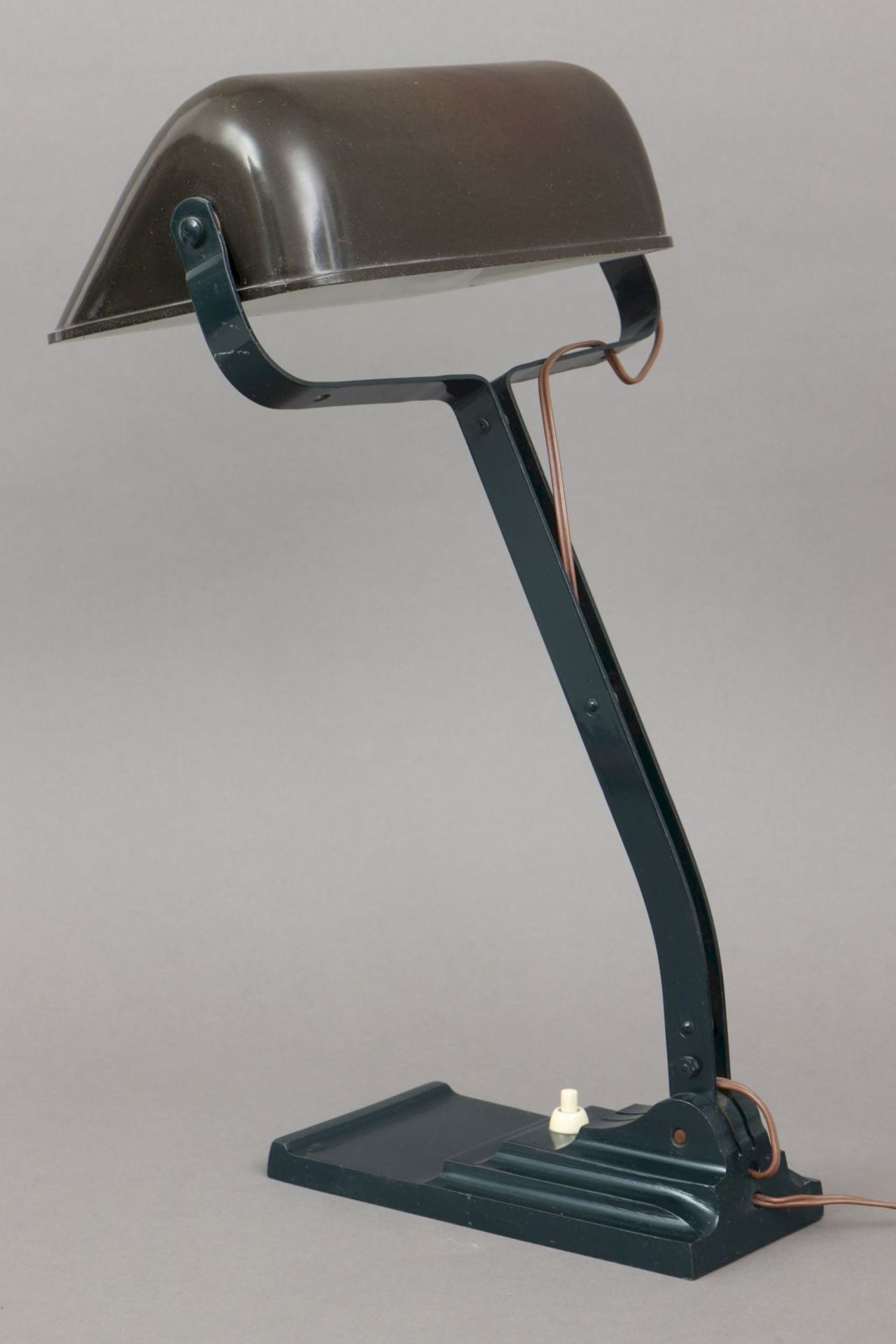 ERPE Schreibtischlampe der 1930er JahreEisenstand und Bakelitschirm (schwarz-braun), Druckknopf - Image 2 of 4