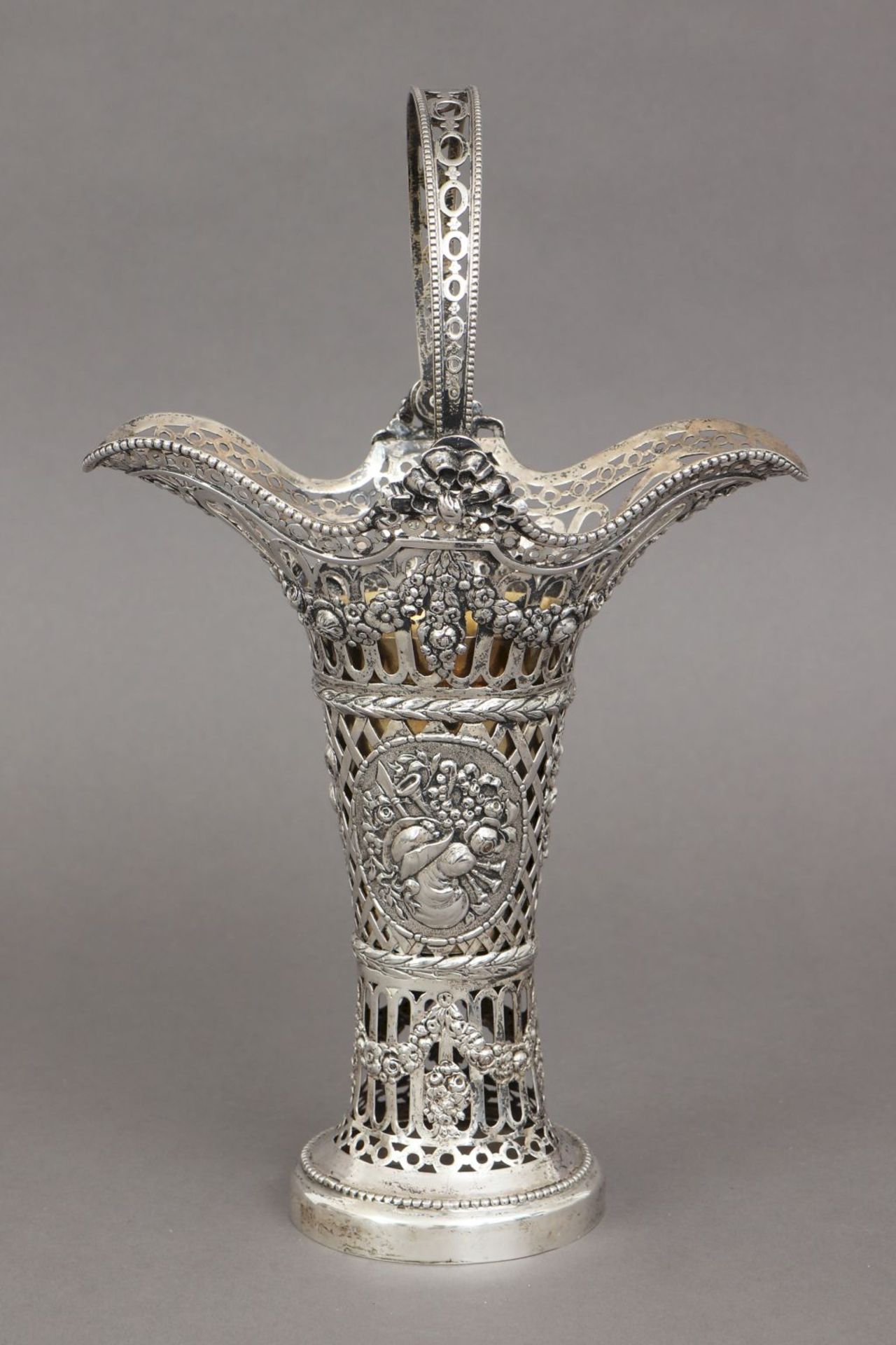 Silber-Henkelkorbhoher, trichterförmiger Korpus mit geschweifter Mündung und beweglichem Büg - Bild 2 aus 4