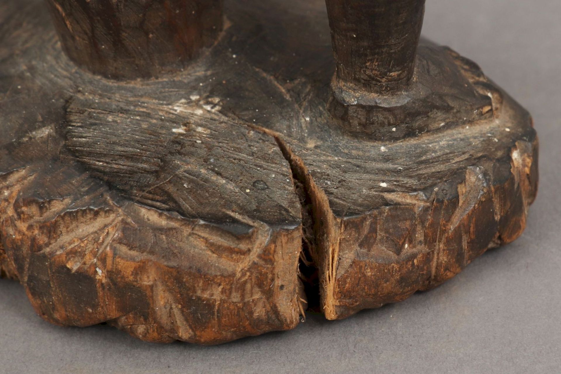Afrikanische Ritualfigur (Medizinfigur), wohl Kongodunkel patiniertes Holz, auf Hocker sitzende - Image 4 of 5