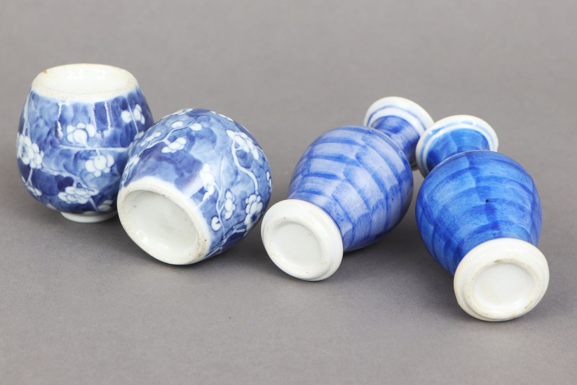 4 kleine chinesische Porzellan Vasengefäße mit Blaumalereispäte Qing Dynastie (1644-1912), 2 - Image 2 of 2