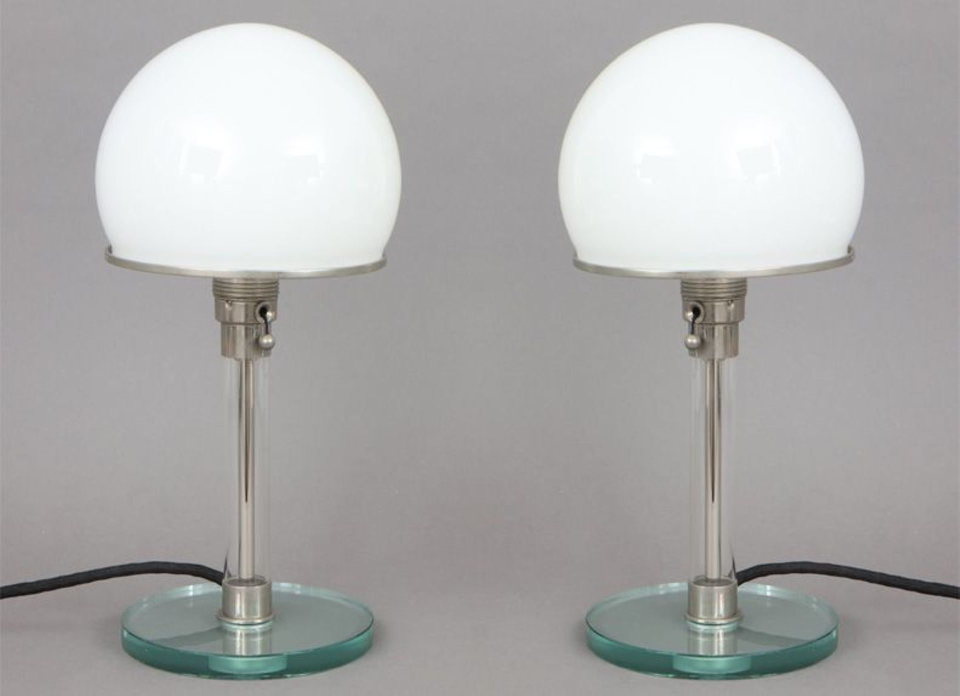 Paar WAGENFELD Tischlampen ¨WG 24¨Ausführung TECNOLUMEN, um 1990, Opalglas-Kuppelschirm auf<