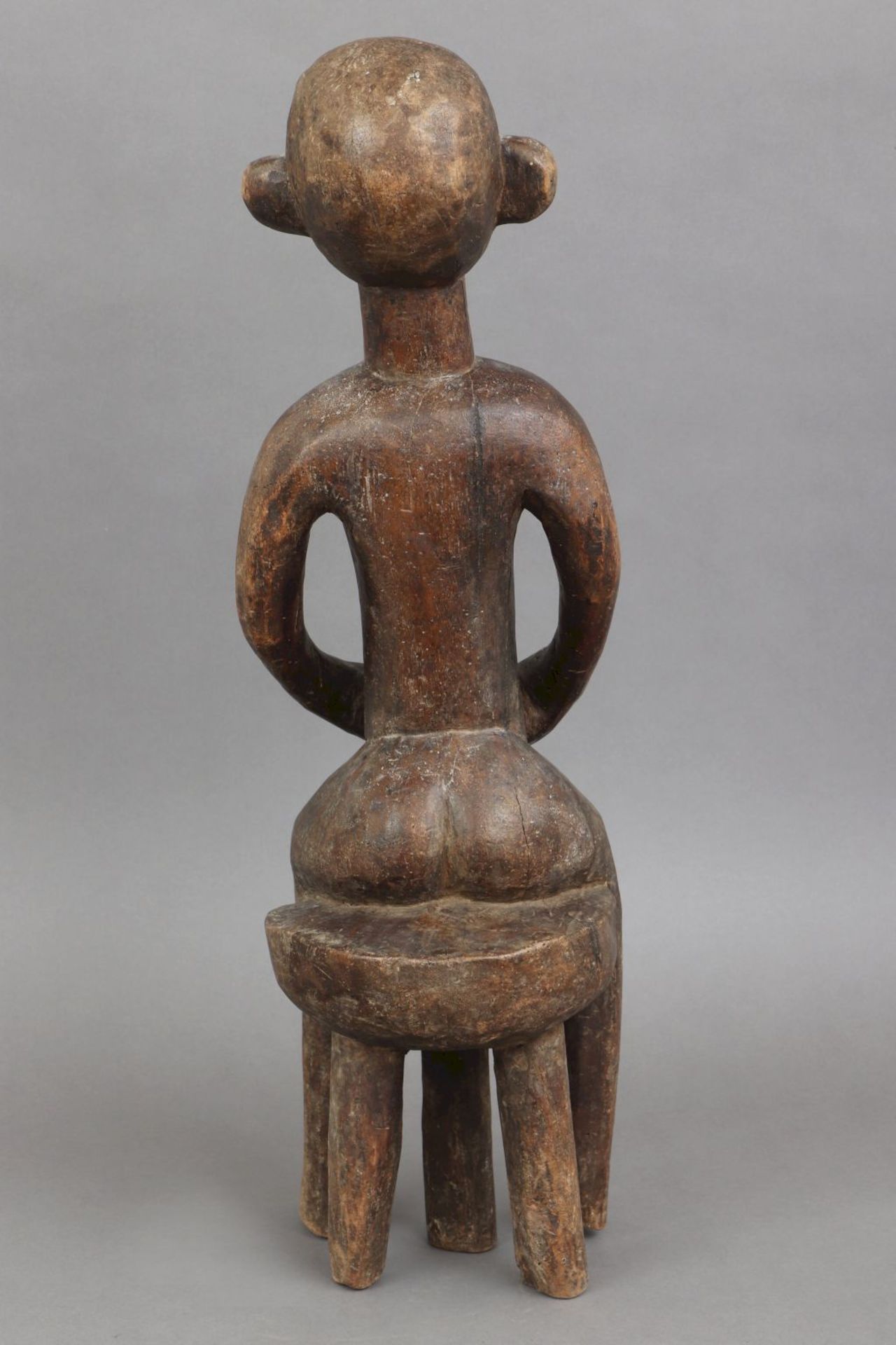 Afrikanische Ritualfigur, wohl Songye, Kongoauf Hocker sitzende weibliche Figur, die Hände an< - Image 4 of 4