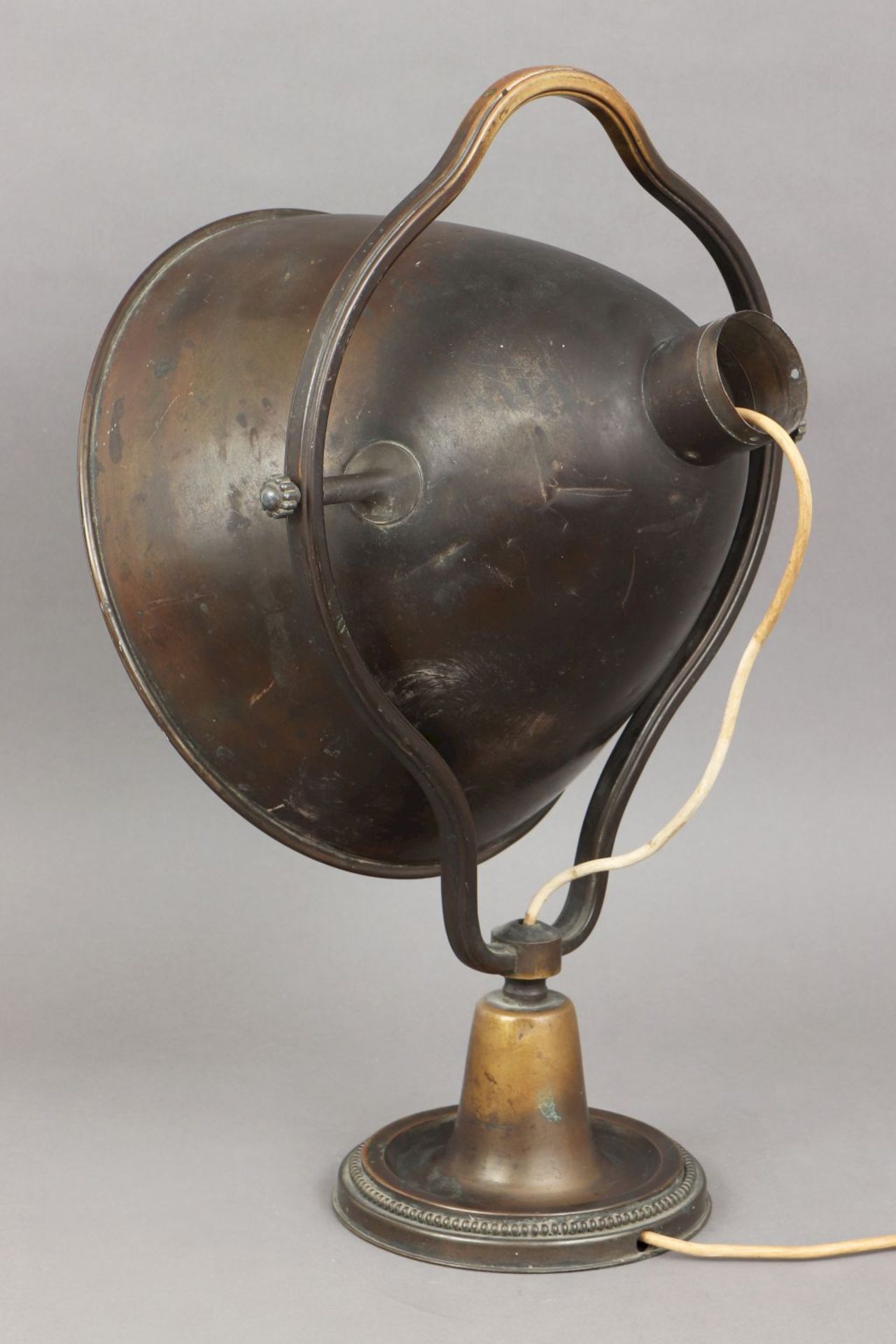 Tischlampe der 1930er JahreMessing, bronziert, trichterförmiger, beweglicher ¨Strahler¨-Schi - Bild 2 aus 4