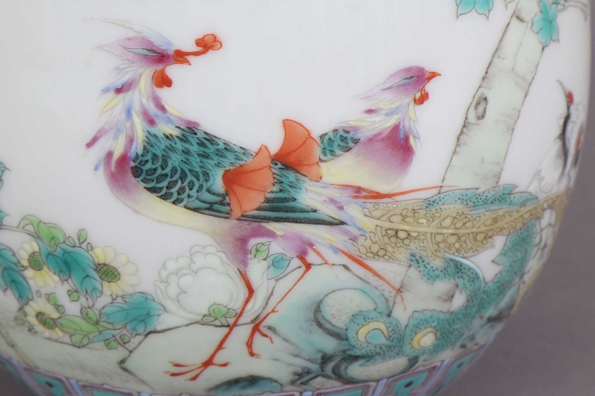 Chinesisches Porzellan Cachepot20. Jahrhundert, umlaufend feine Vogel- und Pflanzenbemalung, Zi - Bild 4 aus 4