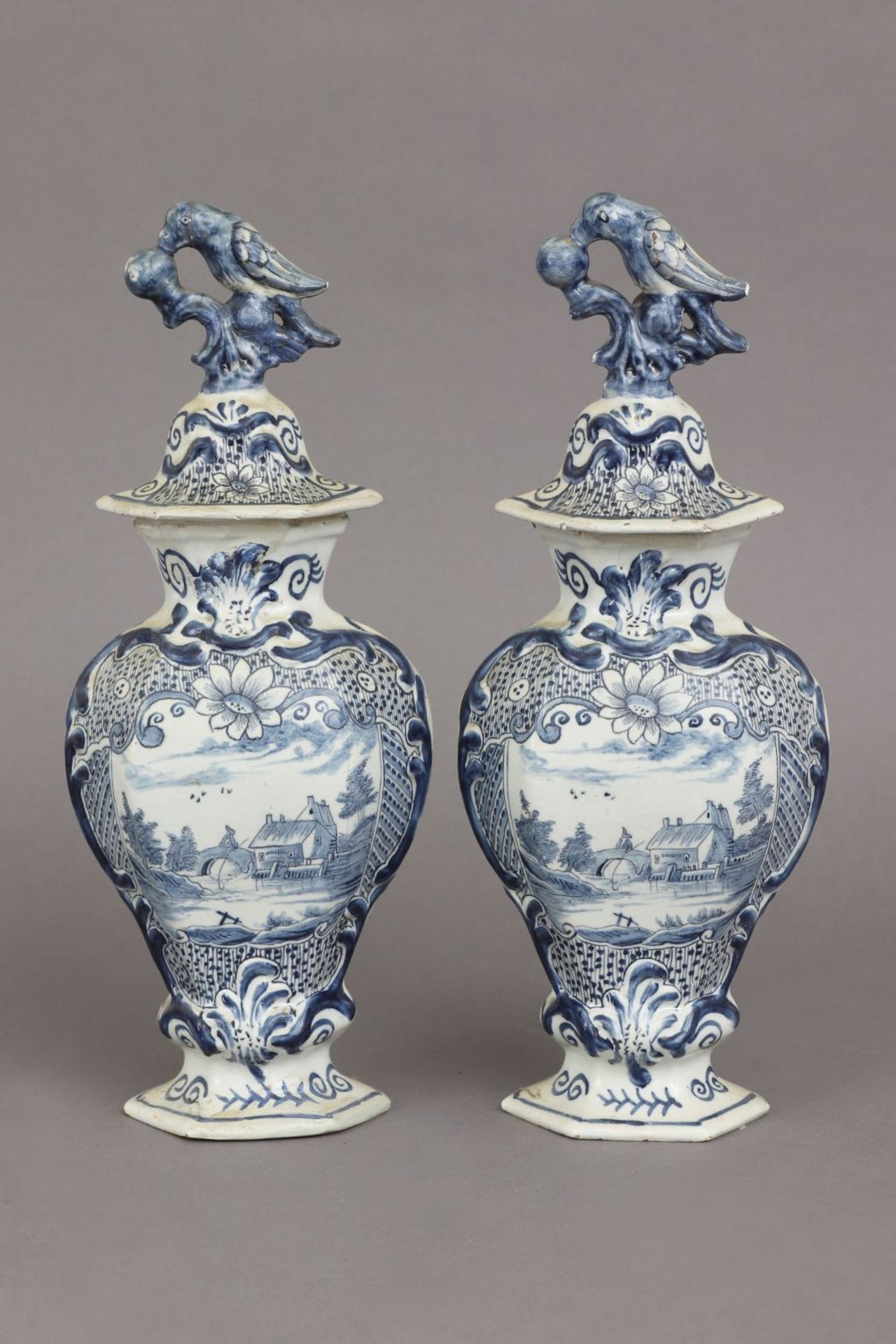 Paar DELFT Deckelvasen des 19. Jahrhunderts mit Blaumalereibalusterförmiger Korpus mit 6-Kant<
