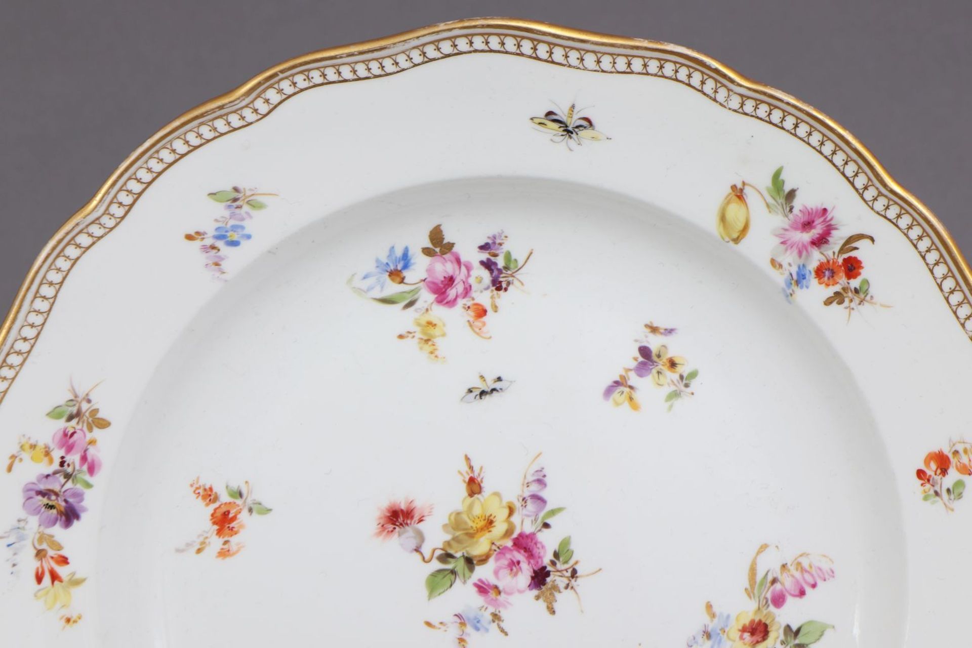 MEISSEN Teller1860-1924, Form ¨Neuer Ausschnitt¨, flächendeckendes Dekor aus kleinen Bouquet - Bild 2 aus 3