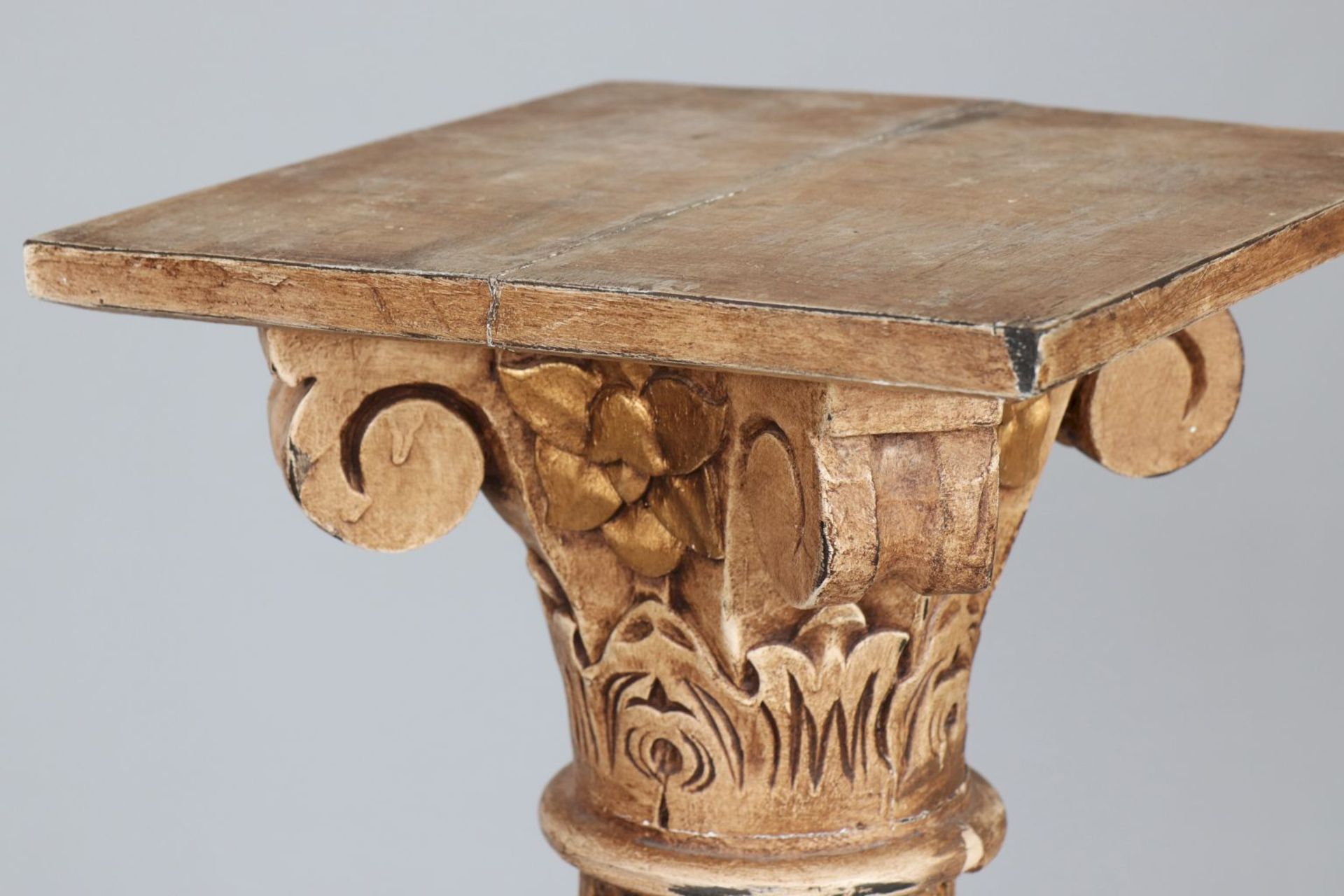 Paar Säulen/Piedestale im korinthischen StilHolz, geschnitzt und hell (beige-gold) gefasst, ka - Image 3 of 4