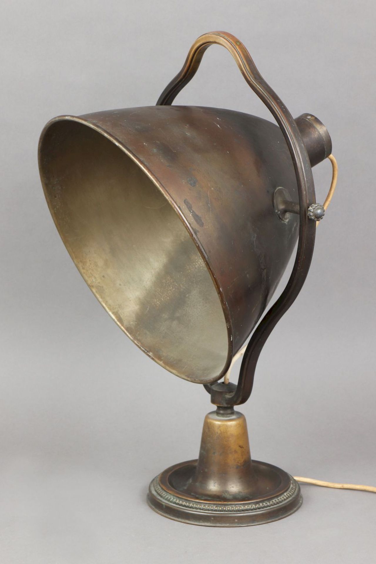 Tischlampe der 1930er JahreMessing, bronziert, trichterförmiger, beweglicher ¨Strahler¨-Schi