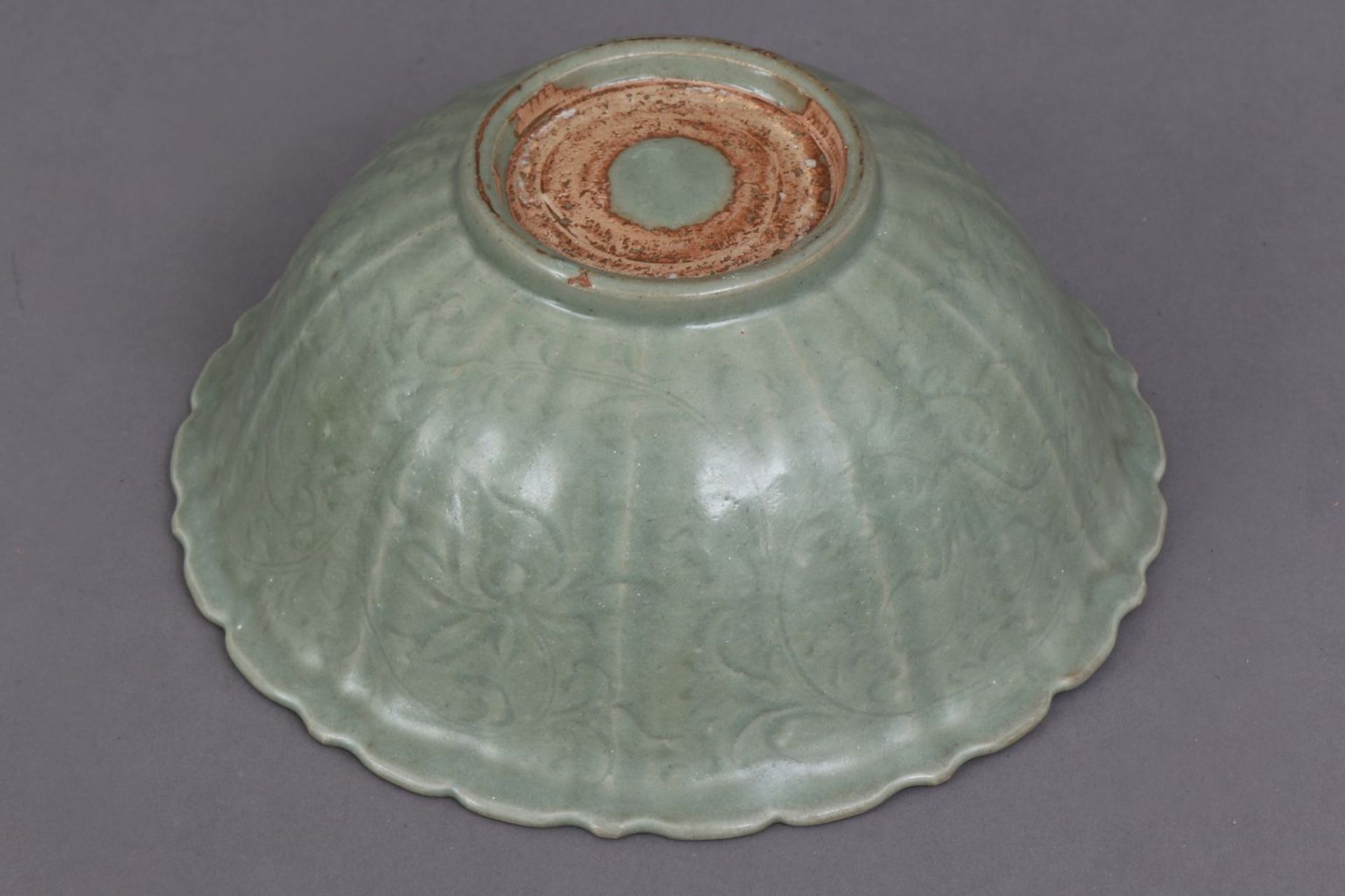 Chinesische Porzellan Seladonschale Alter unbestimmt, runde, tiefe Schale mit gerippter Wandung - Bild 2 aus 2