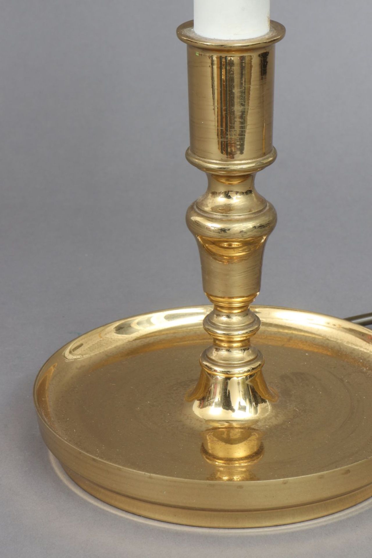 Tischlampe im Bouillotte-StilMessing, poliert, Säulenschaft auf rundem Tellerstand, 2 elektris - Image 3 of 3