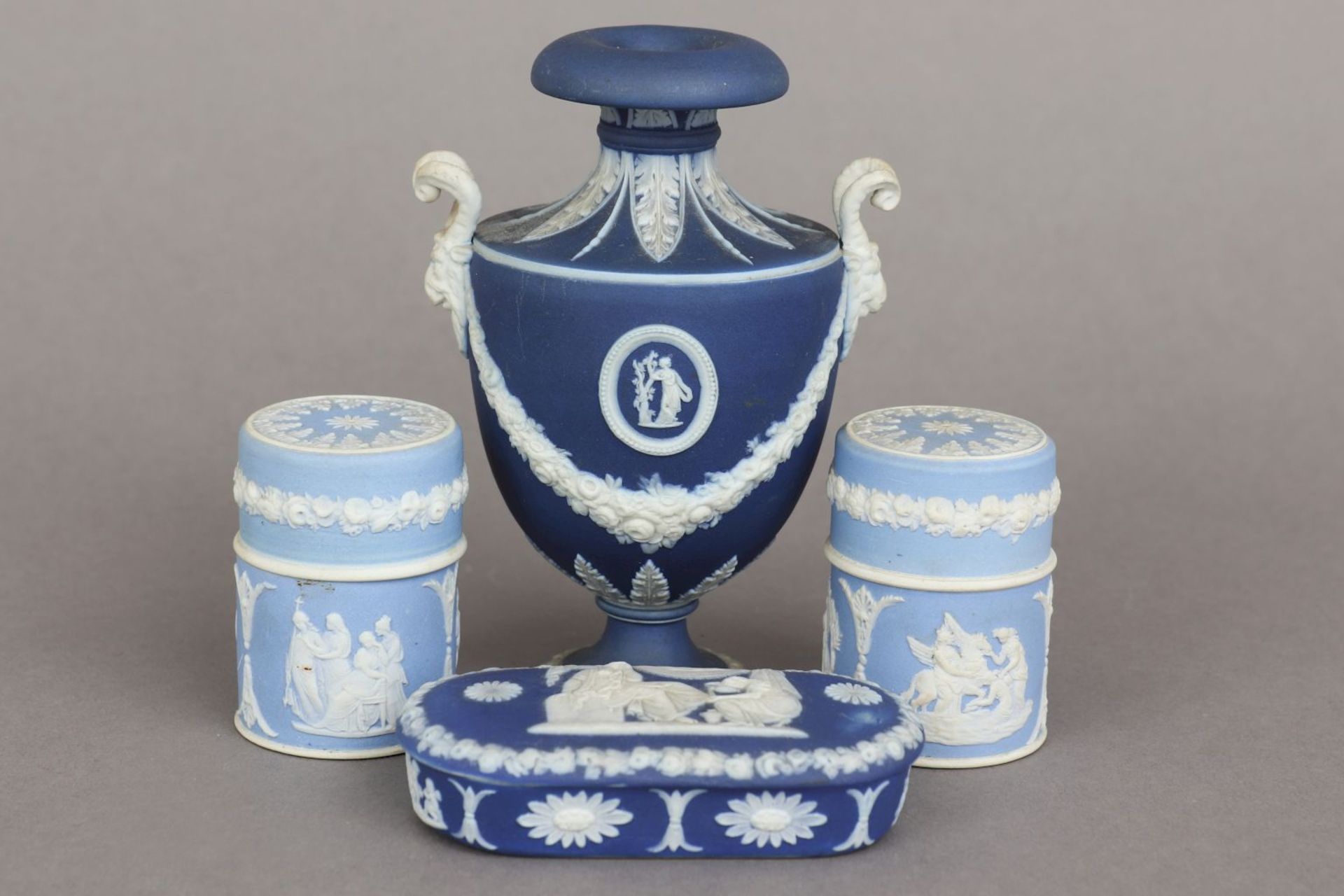 WEDGWOOD Porzellankonvolut19. Jahrhundert, sogenanntes Jasperware, hell- bzw. dunkelblauer Fond