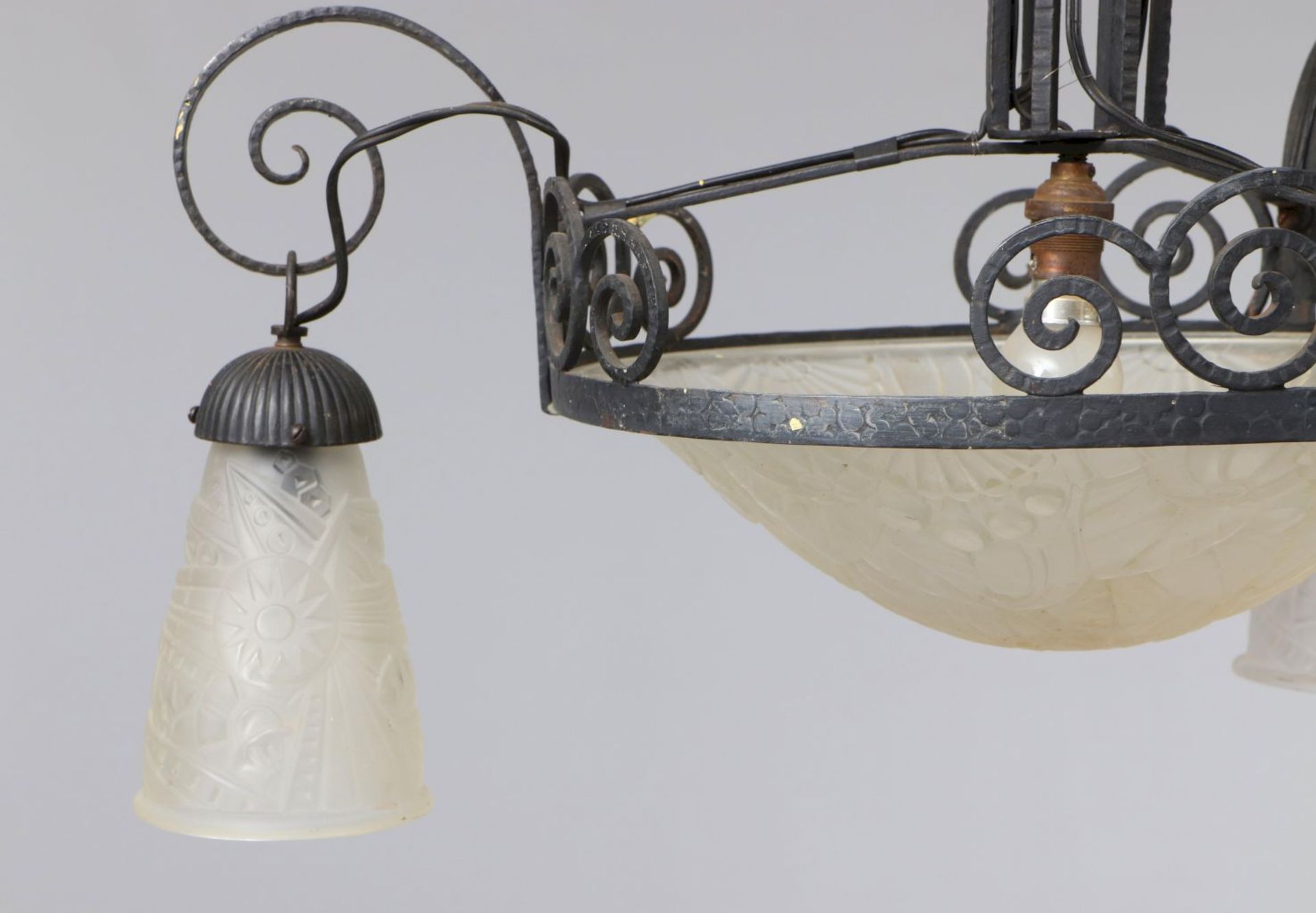 Deckenlampe im Stile Edgar BrandtFrankreich, um 1920, geschmiedetes Eisen und milchiges Pressgl - Bild 3 aus 3