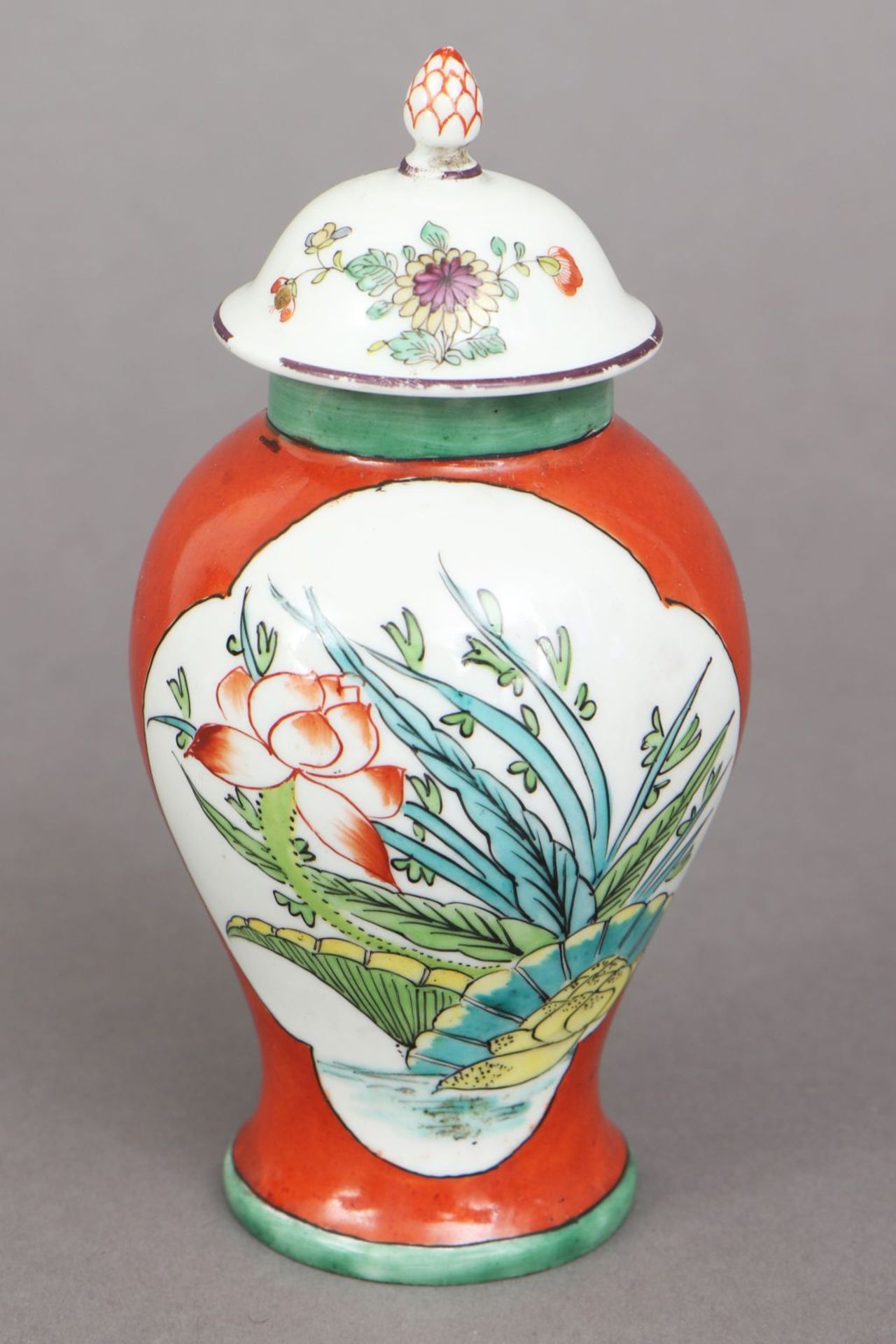 Chinesische Porzellan DeckelvaseQing Dynastie (1644-1912, hier wohl 1. Hälfte 19. Jahrhundert)