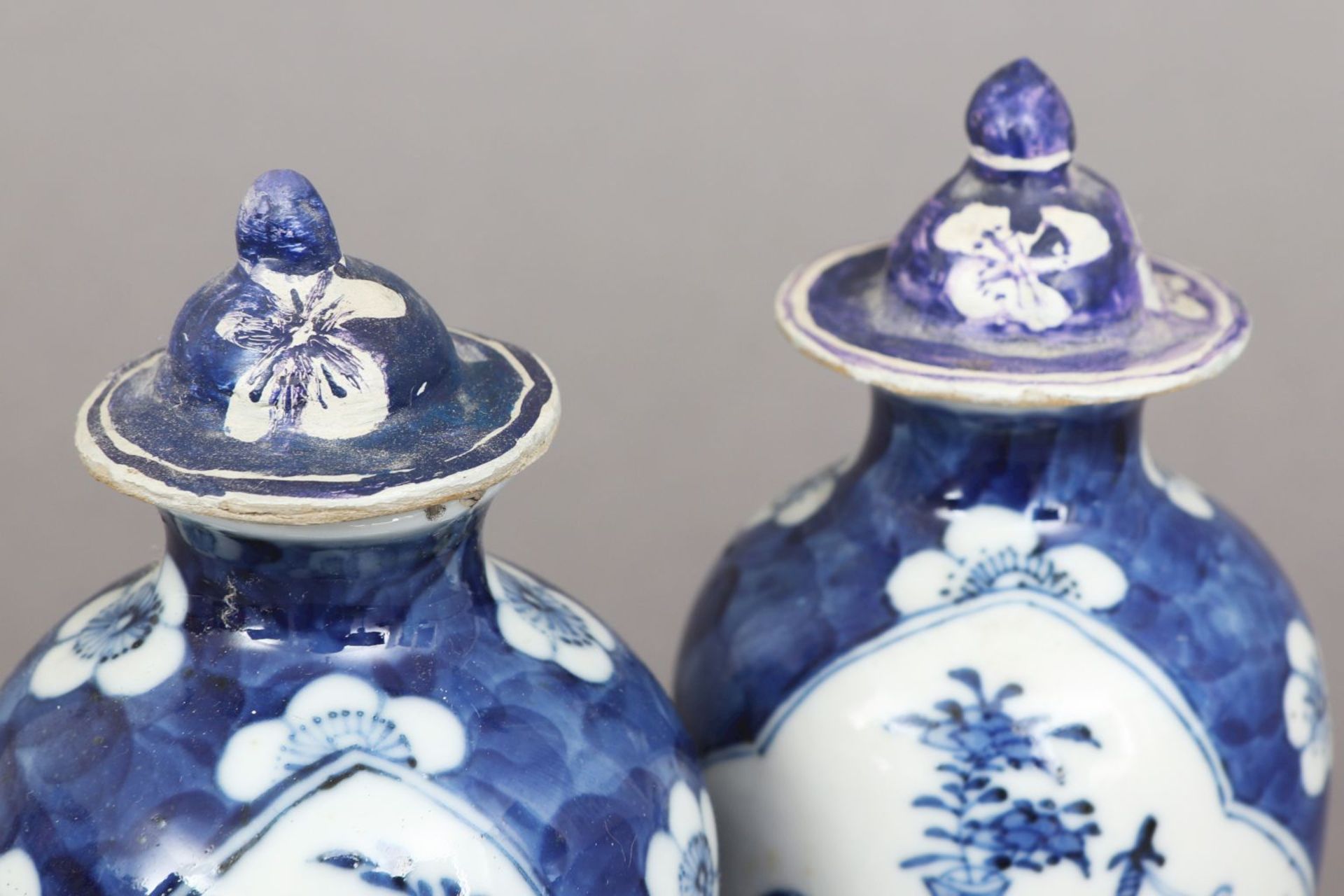 Paar chinesische Porzellan Deckelvasen mit BlaumalereiQing Dynastie, balusterförmiger Korpus m - Bild 2 aus 4