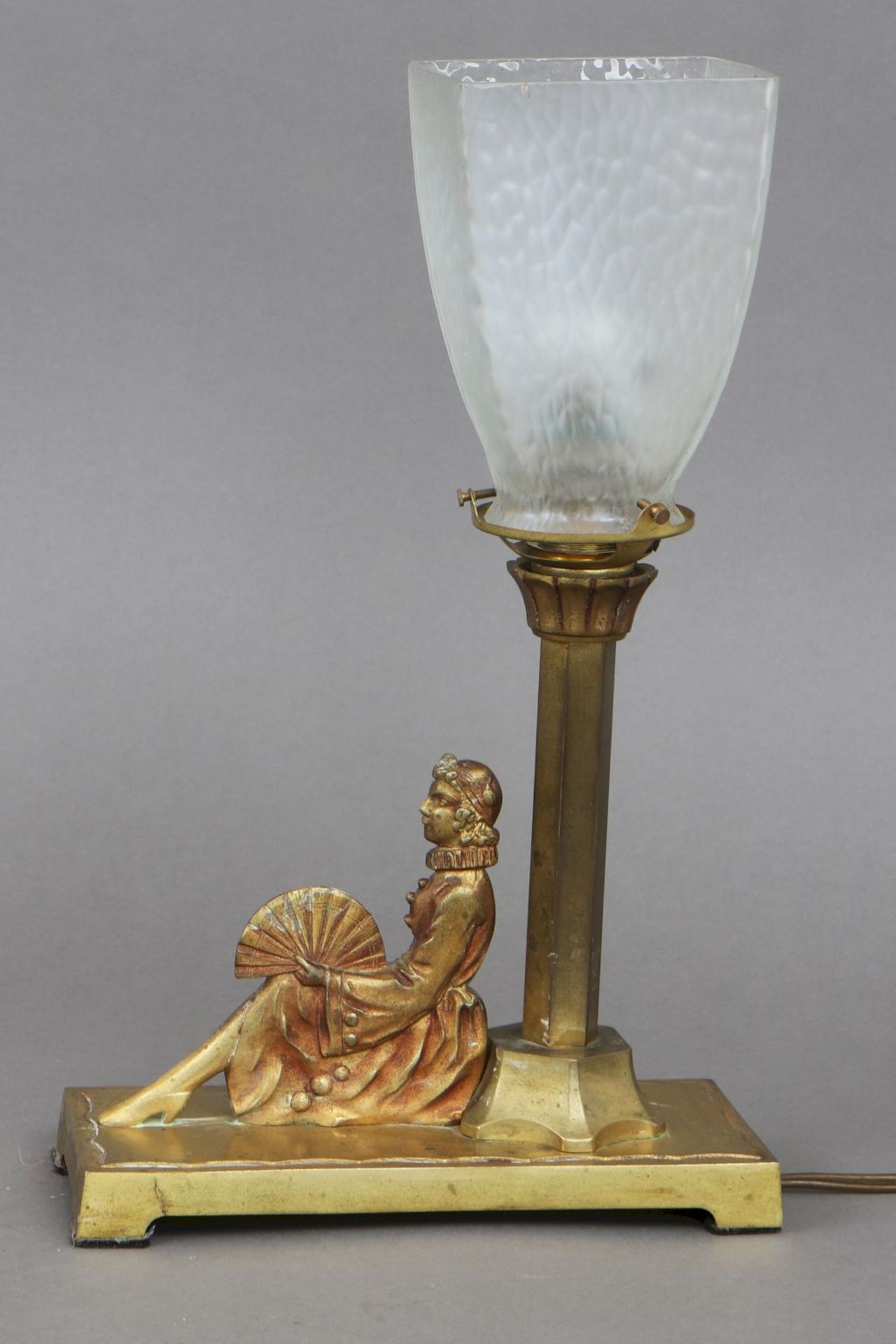 Art Deco TischlampeBronze und Milchglas, Frankreich, um 1925, eckiger Stand mit Figurenstaffage