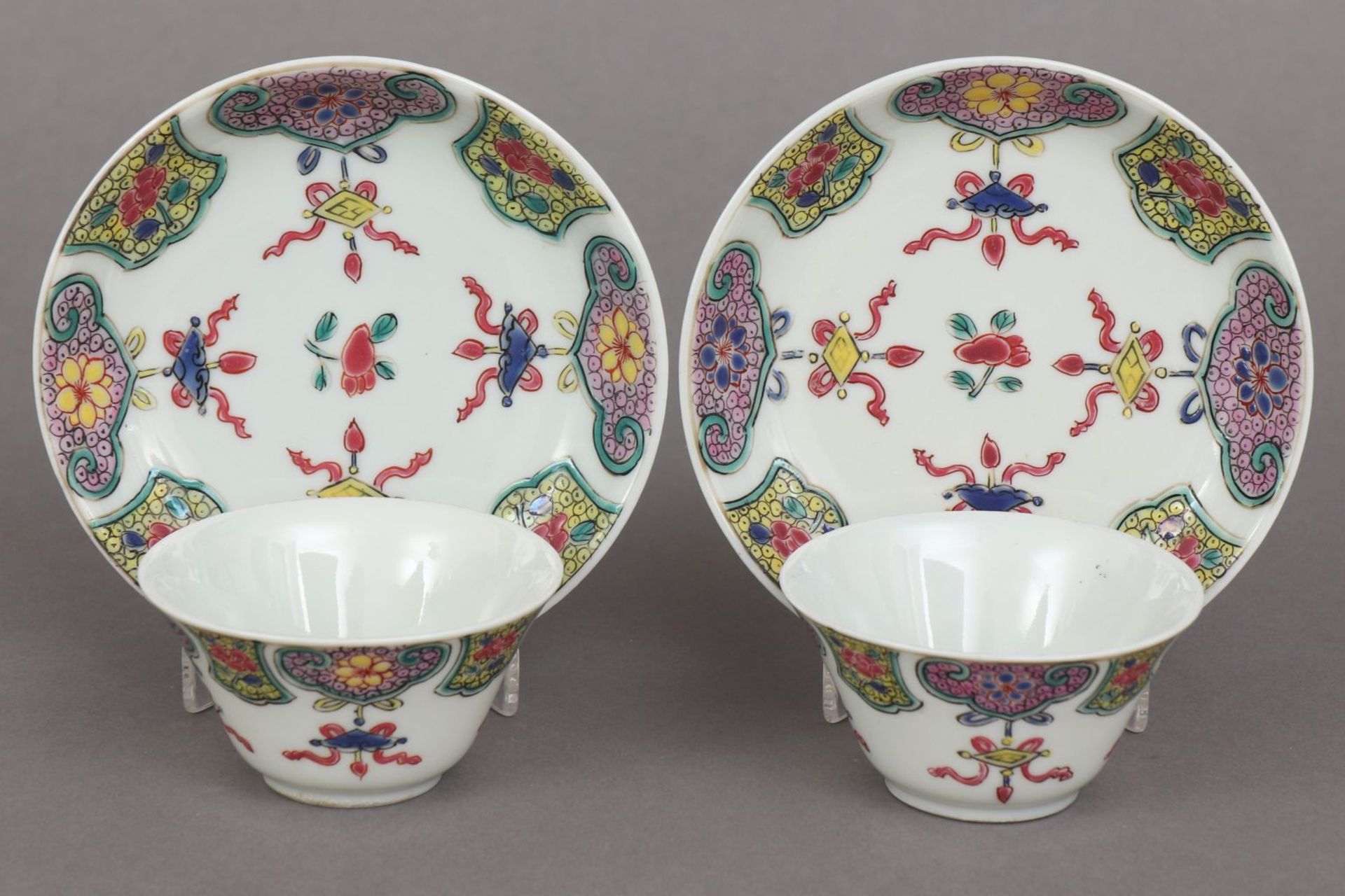 Paar chinesische Koppchen mit UntertassenPorzellan, polychrome Ornamentalmalerei, ungemarkt, H< - Bild 2 aus 3