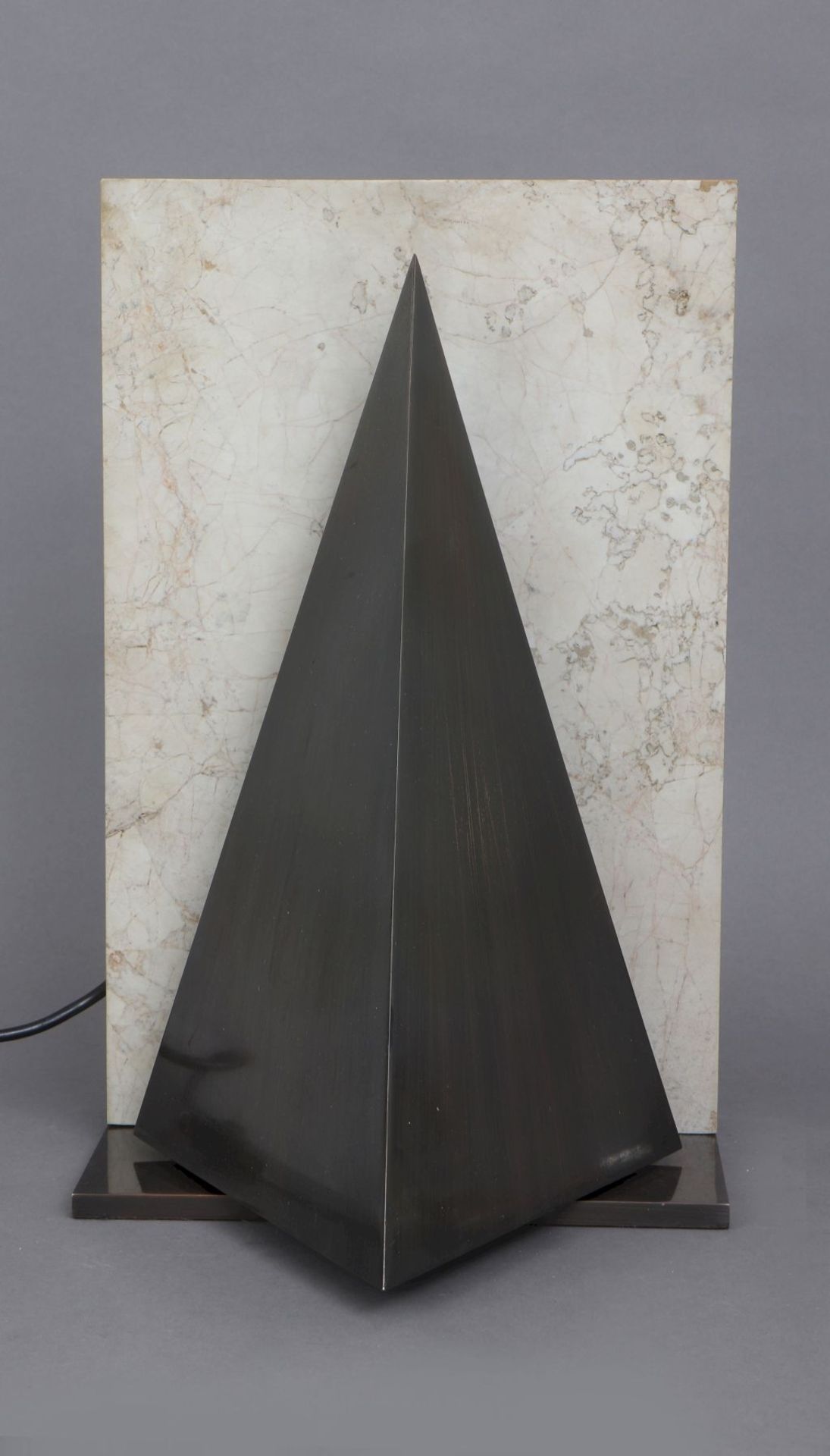 PETER PRELLER Design TischlampeBronze und heller Carrara-Marmor, skulpturale Form mit dreieckig - Bild 2 aus 2