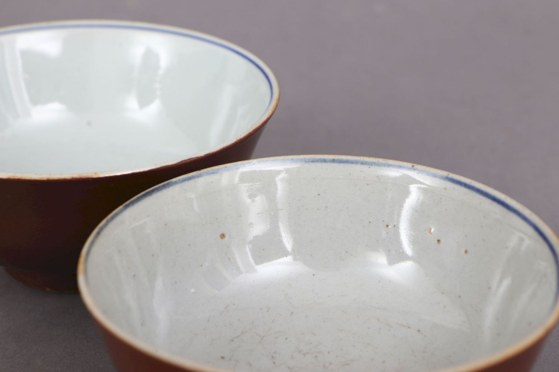 2 chinesische Porzellan-Koppchen mit café-au-lait GlasurChina, 18./19. Jhdt., runde, tiefe Sch - Bild 2 aus 3
