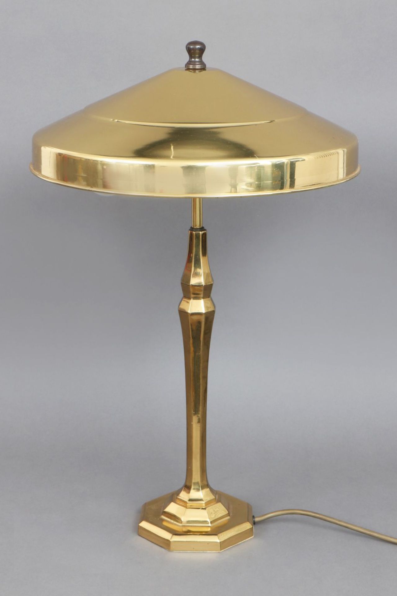 Tischlampe im Stile der 1920er JahreMessing, pilzförmiger Schirm auf gekantetem Säulenschaft,