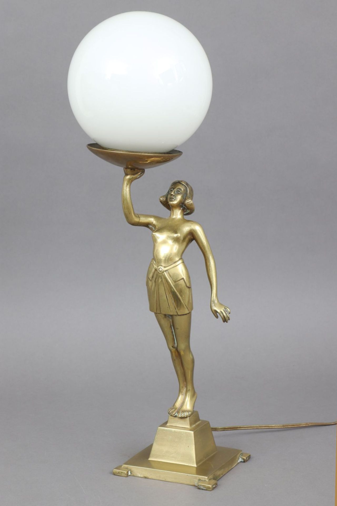Art Deco TischlampeFrankreich um 1920, Bronze, Fuß in Form einer weiblichen, orientalisierende