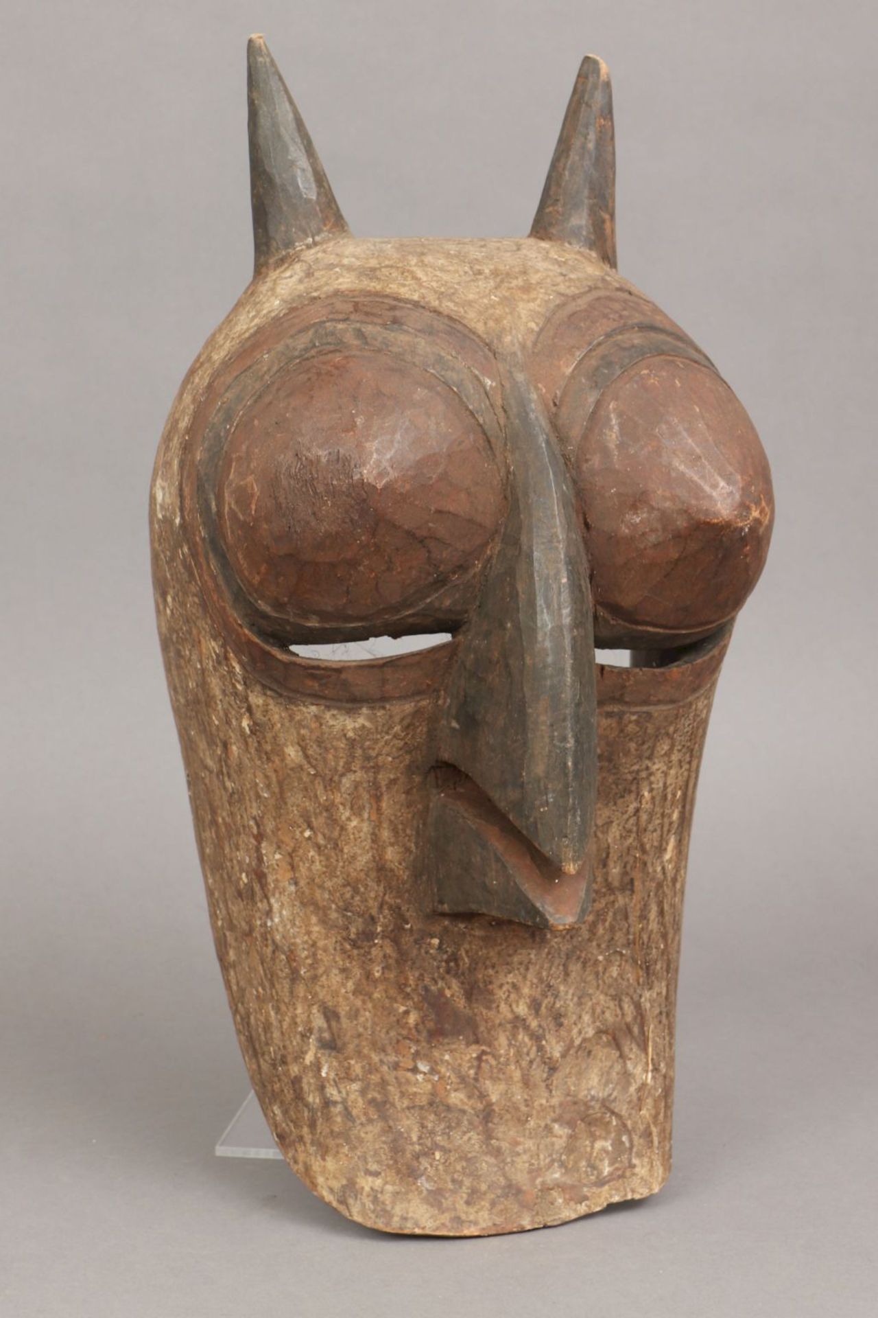 Afrikanische Tiermaske der Dembe, Kongo¨Vogel¨, Holz, geschnitzt, rot-braun und weiß patinie - Image 2 of 3