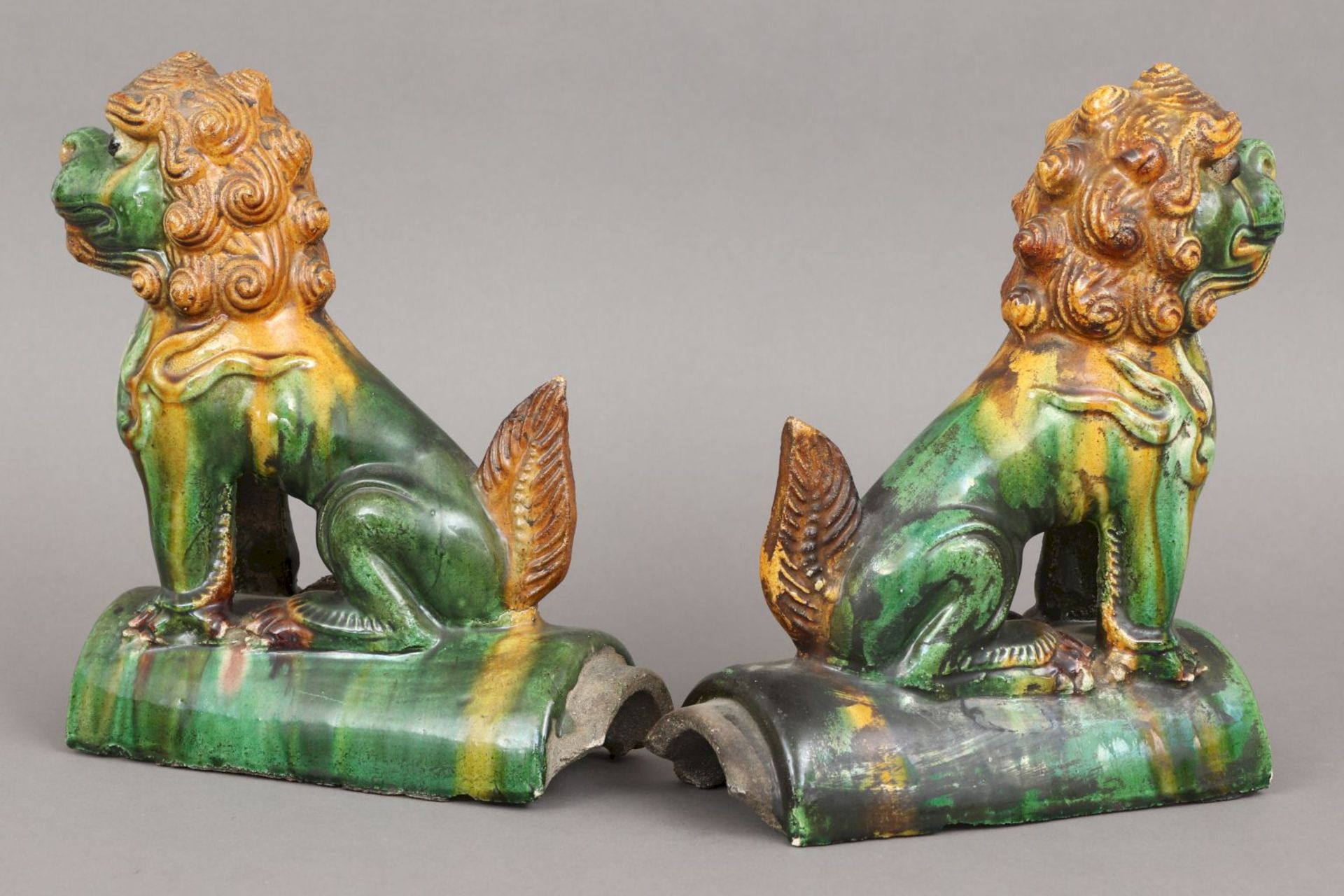 2 chinesische Dachfiguren, ¨Ming¨Steinzeug, glasiert, je sitzende Darstellung eines Drachenhu - Bild 2 aus 4