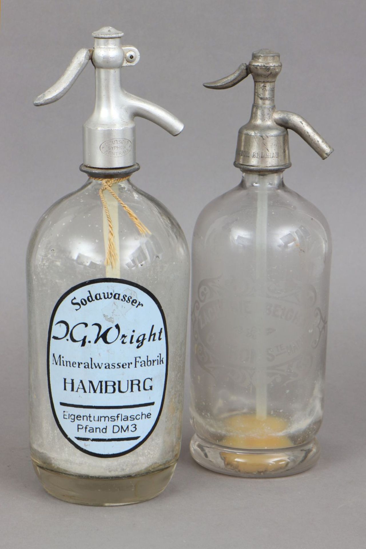 2 Soda-Siphons des 19./20. Jahrhundertsfarbloses Glas, 1x bezeichnet ¨J.G. Wright, Hamburg¨,<