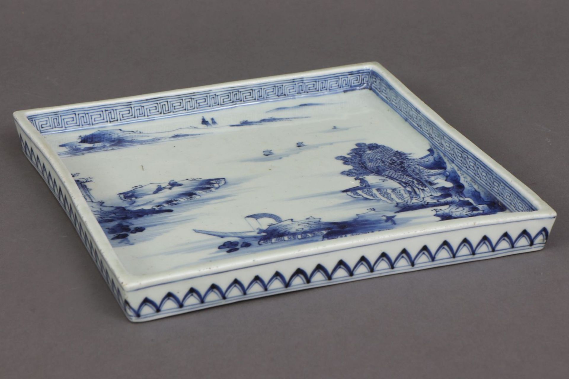 Chinesische Porzellanplatte mit BlaumalereiQing Dynastie (1644-1912), eckige Platte mit hochgez