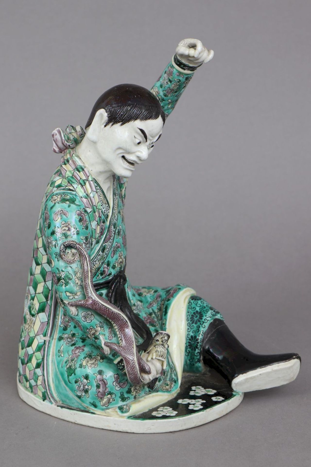 Chinesische Luohan Porzellanfigur mit kleinem DrachenQing Dynastie (1644-1912), wohl um 1800, s - Bild 2 aus 4