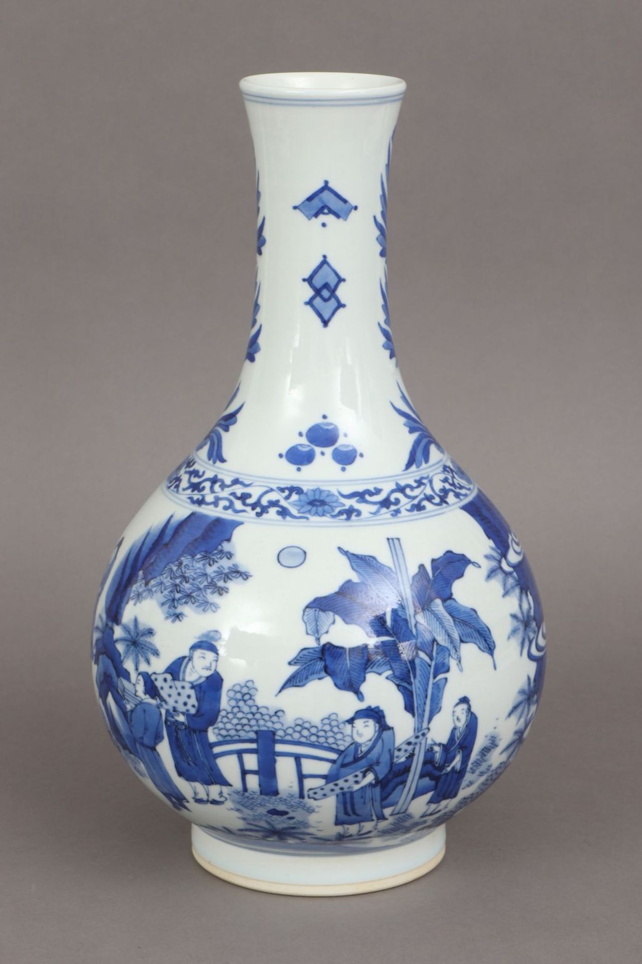 Chinesische Porzellanvase mit Blaumalereiknoblauchförmiger Korpus, umlaufend asiatische Landsc - Bild 2 aus 4