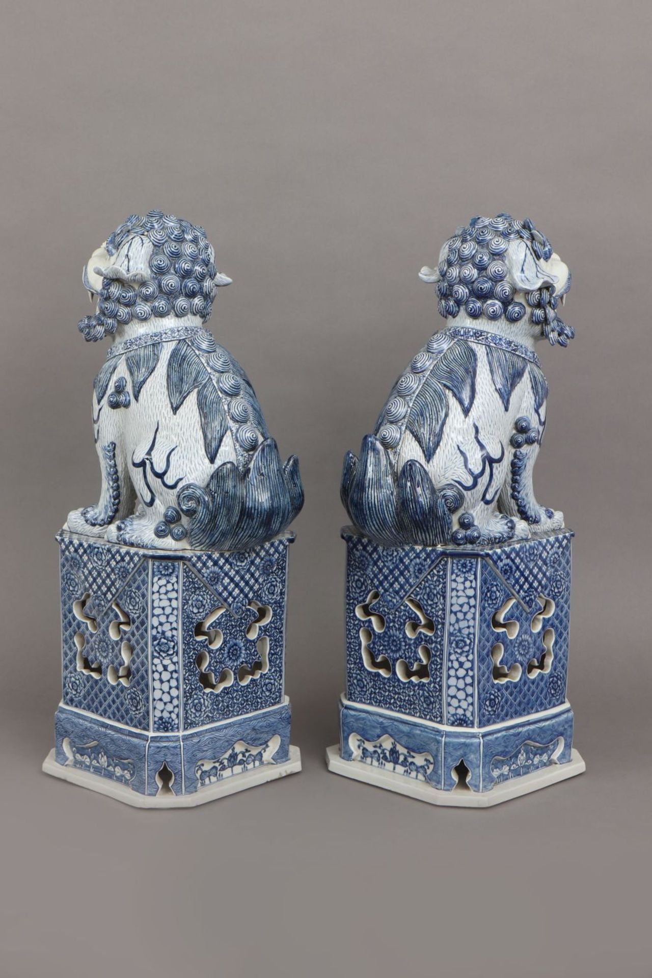 Paar große chinesische Porzellan Fu-Hundeauf eckigem Podest sitzende Drachenhunde, blau bemalt - Bild 2 aus 2