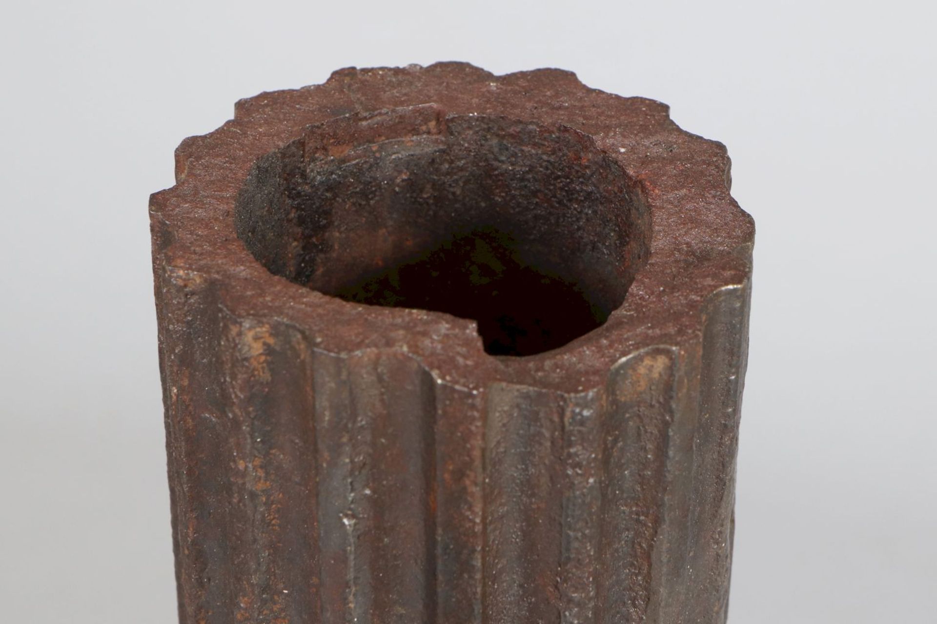 Eisen-Säule/Piedestalkannelierte, hohe Säule auf eckigem Stand, H ca. 120cm, Rost-Patina, im< - Bild 2 aus 2