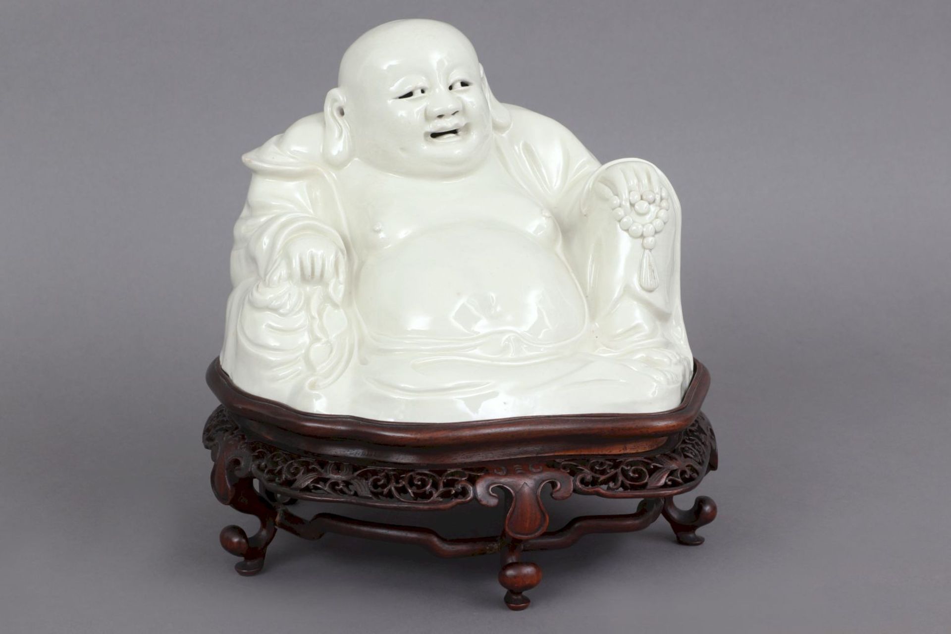 Blanc-de-Chine BuddhafigurChina, wohl späte Qing-Dynastie (1644-1912), sitzende Darstellung de