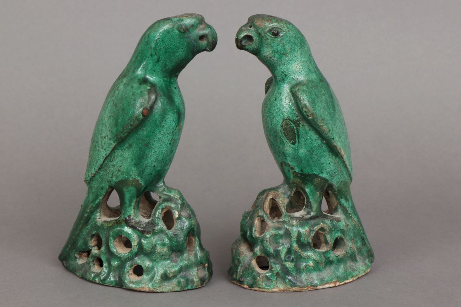 Paar chinesische Porzellanfiguren im Stile der Tang-Dynastie ¨Papageien¨jadegrün glasiert, a