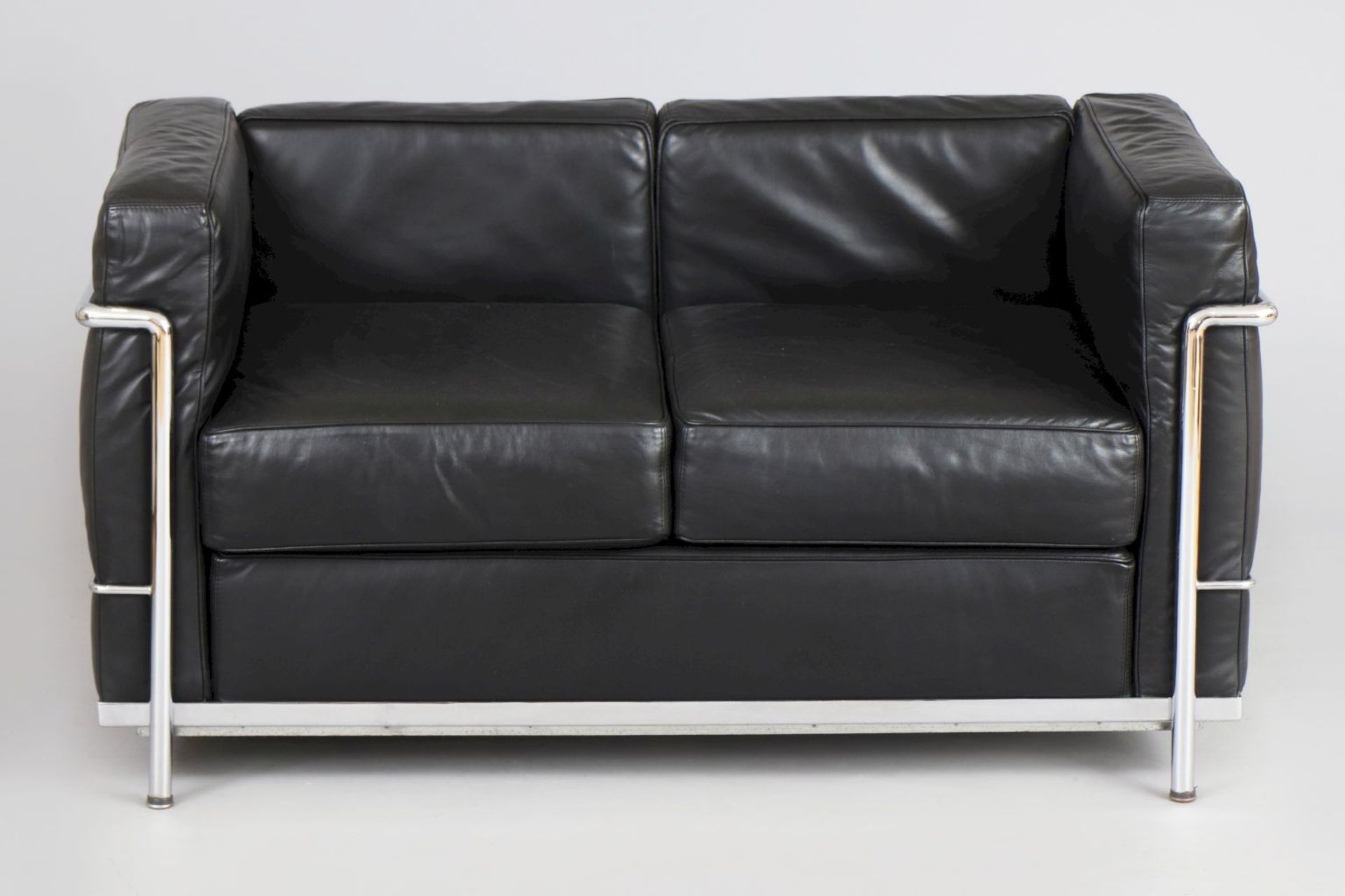 Sofa im Bauhaus-Stil2-sitzer, eckiger Rahmen aus verchromtem Stahlrohr, schwarz belederte Sitz-