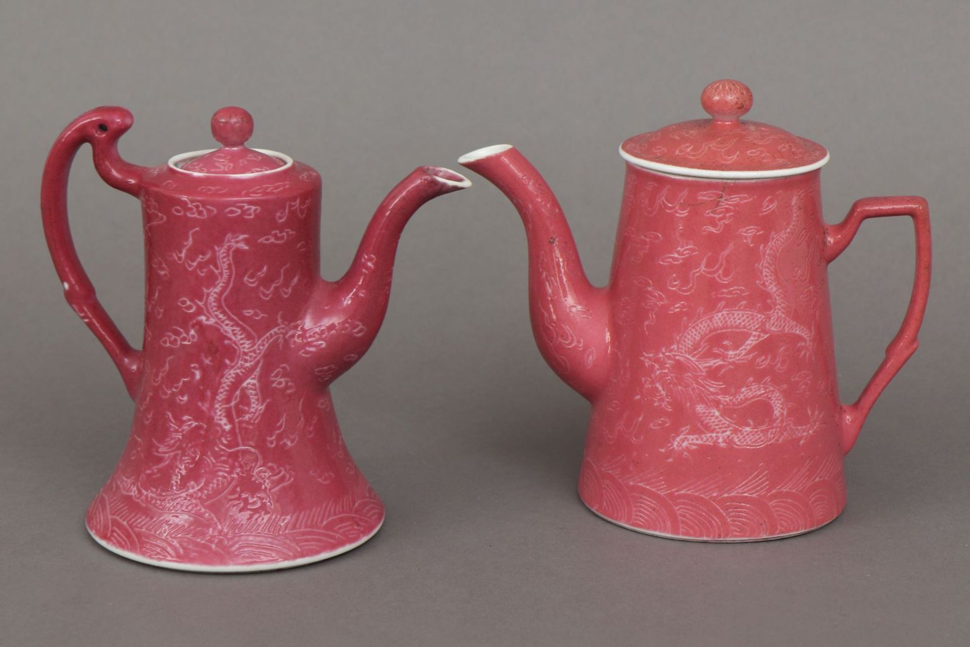 2 chinesische Porzellankannen mit rosafarbener Glasurunterschiedliche Formen und Ausführungen,