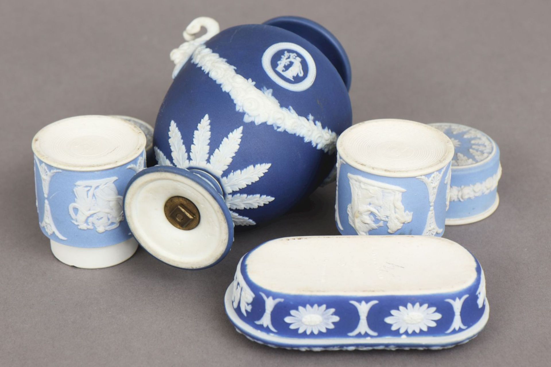 WEDGWOOD Porzellankonvolut19. Jahrhundert, sogenanntes Jasperware, hell- bzw. dunkelblauer Fond - Bild 3 aus 4