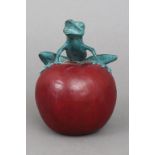 Plastik ¨Frosch auf Apfel sitzend¨wohl Bronze, grün und rot staffiert, unbekannter Künstler