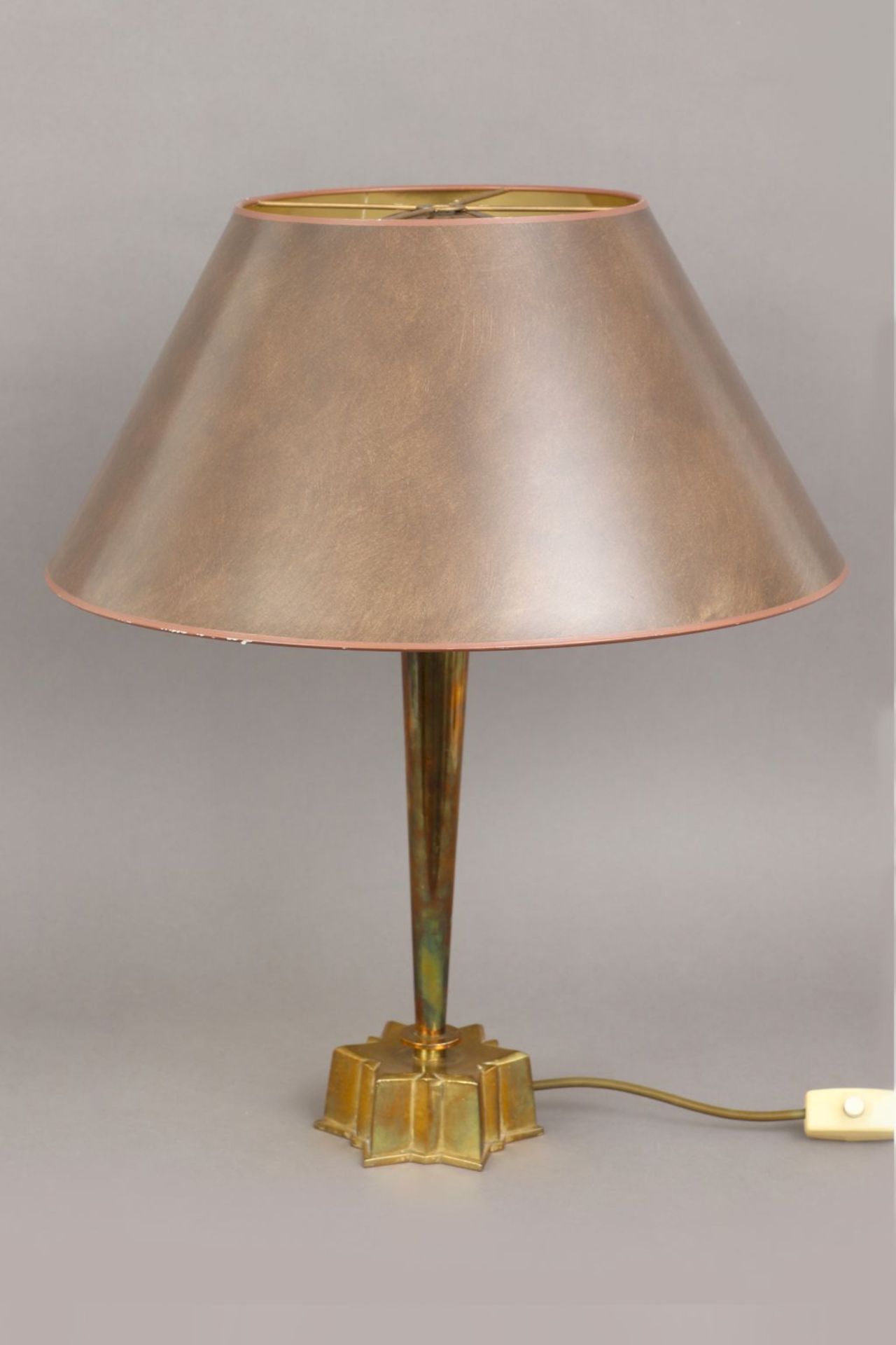 Tischlampe, wohl Albert Gustav BUNGEum 1920, Messingfuß, Säulenschaft auf sternförmigem Stan